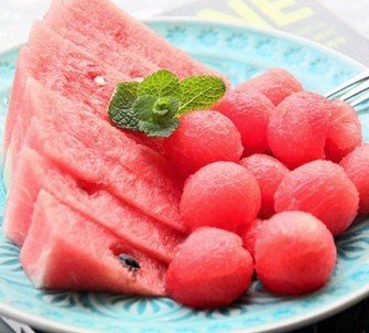 夏日食西瓜 夏日食西瓜