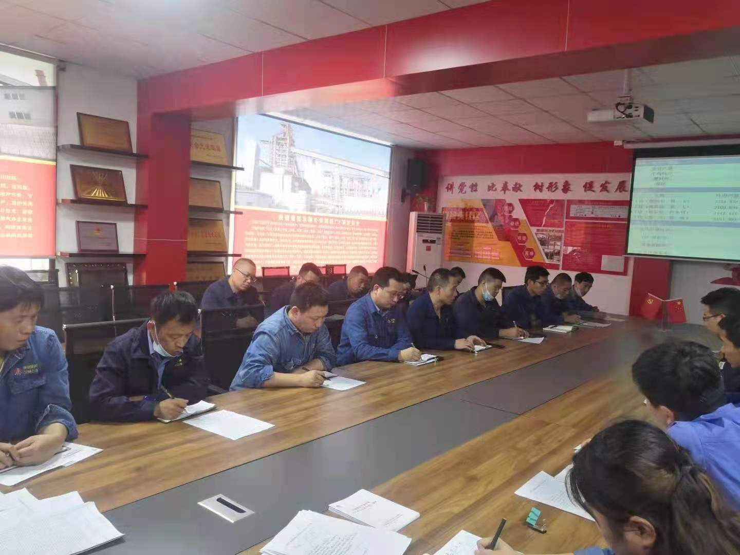 思維破冰,帶來行動突圍 ——煉鐵廠2高爐持續推進高效生產紀實 思維破冰,帶來行動突圍 ——煉鐵廠2高爐持續推進高效生產紀實