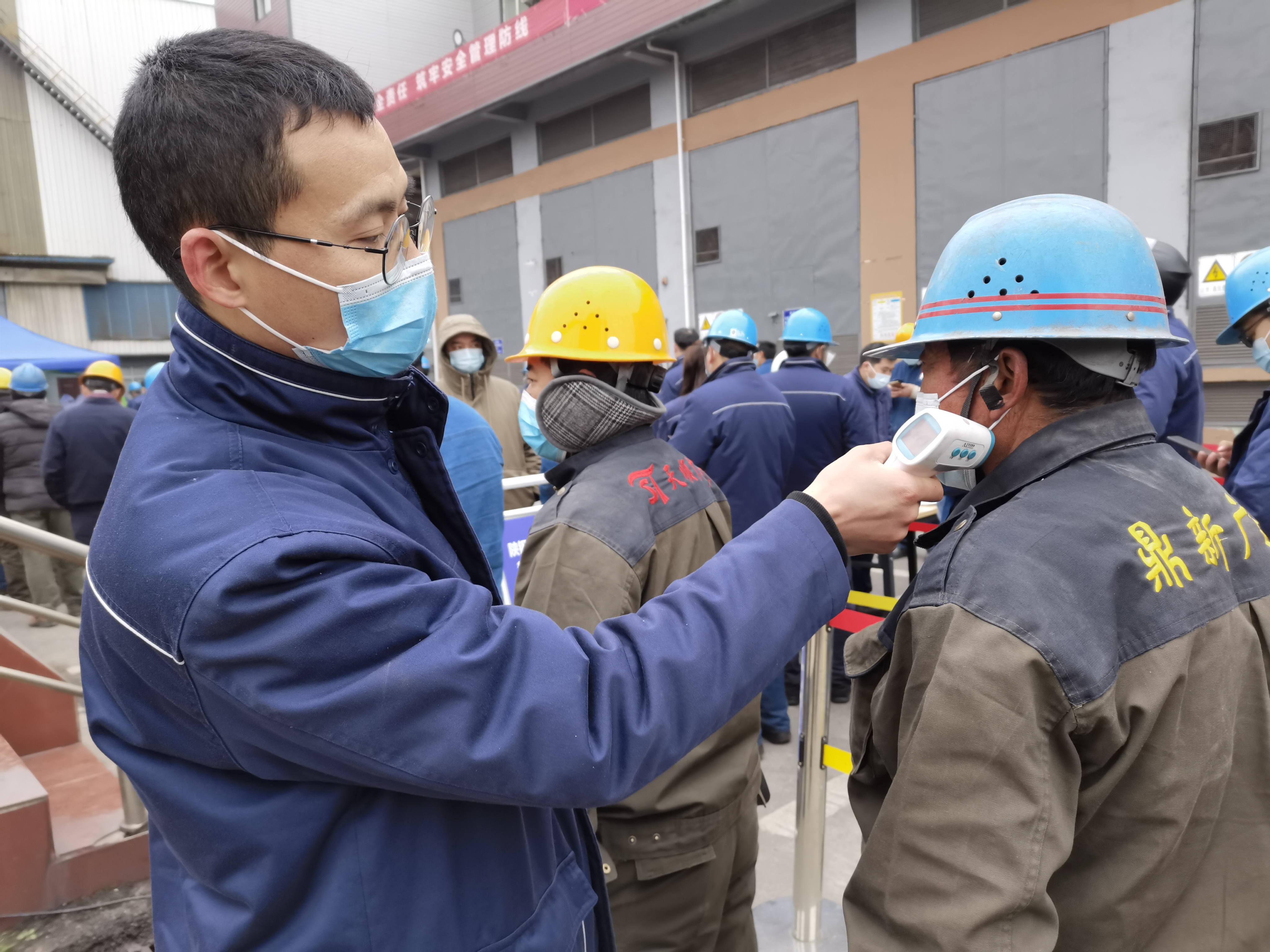 繃緊弦,拉滿弓!煉鋼廠嚴陣以待“疫”掃而空 繃緊弦,拉滿弓!煉鋼廠嚴陣以待“疫”掃而空