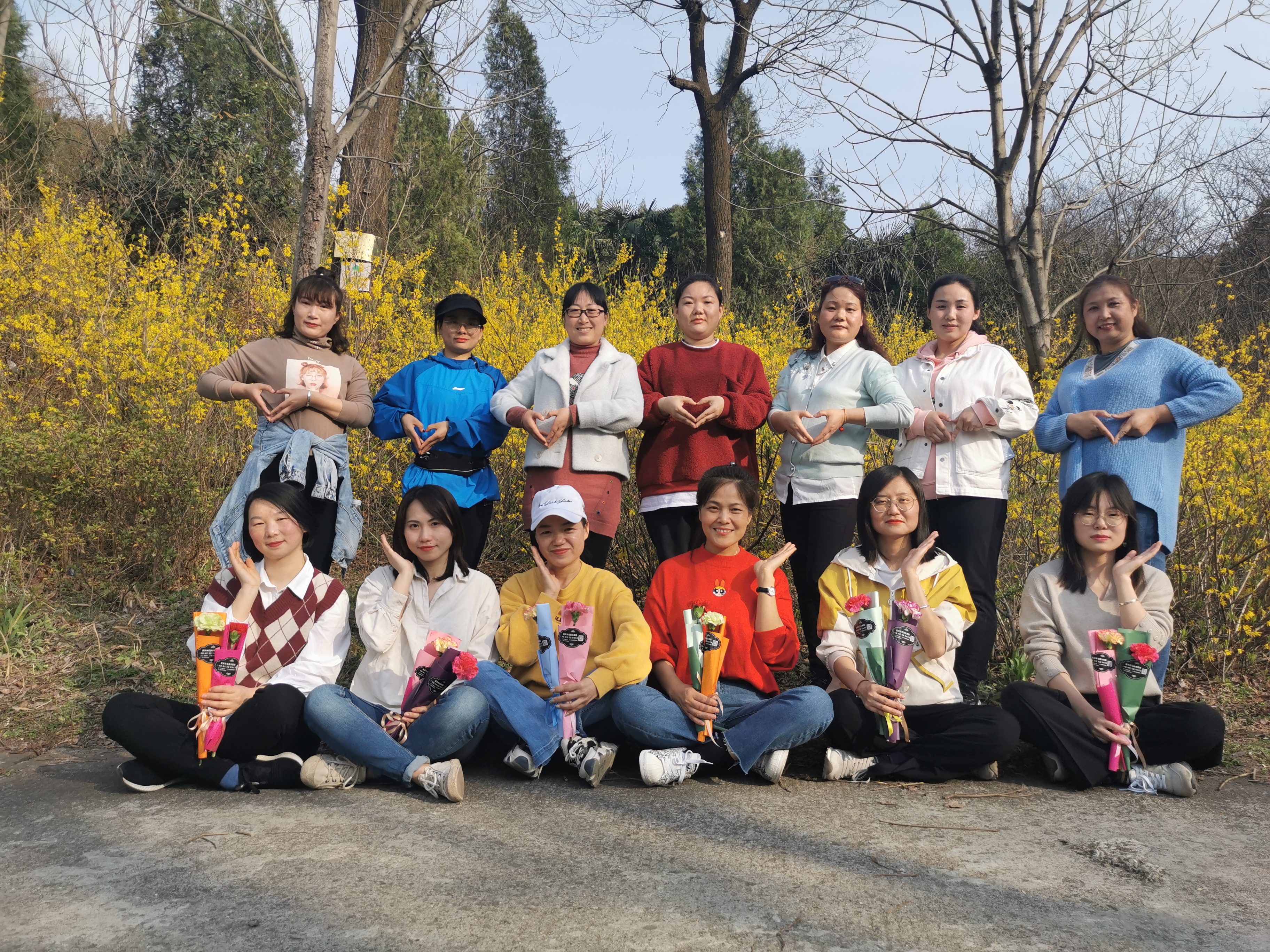 巾幗英姿展風(fēng)采,擔(dān)當(dāng)奉獻(xiàn)綻芳華 巾幗英姿展風(fēng)采,擔(dān)當(dāng)奉獻(xiàn)綻芳華