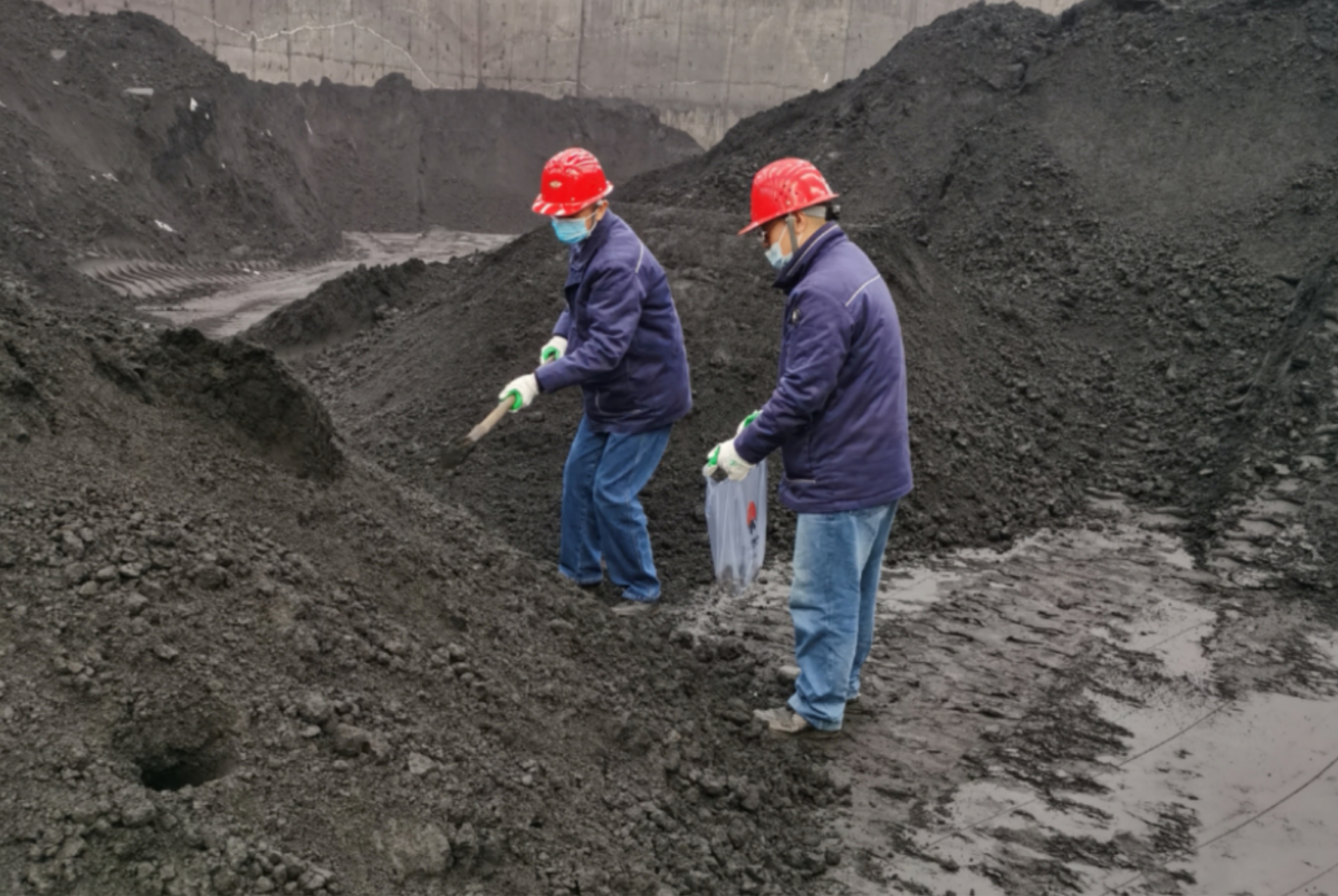 一樣的節日 不變的堅守 一樣的節日 不變的堅守