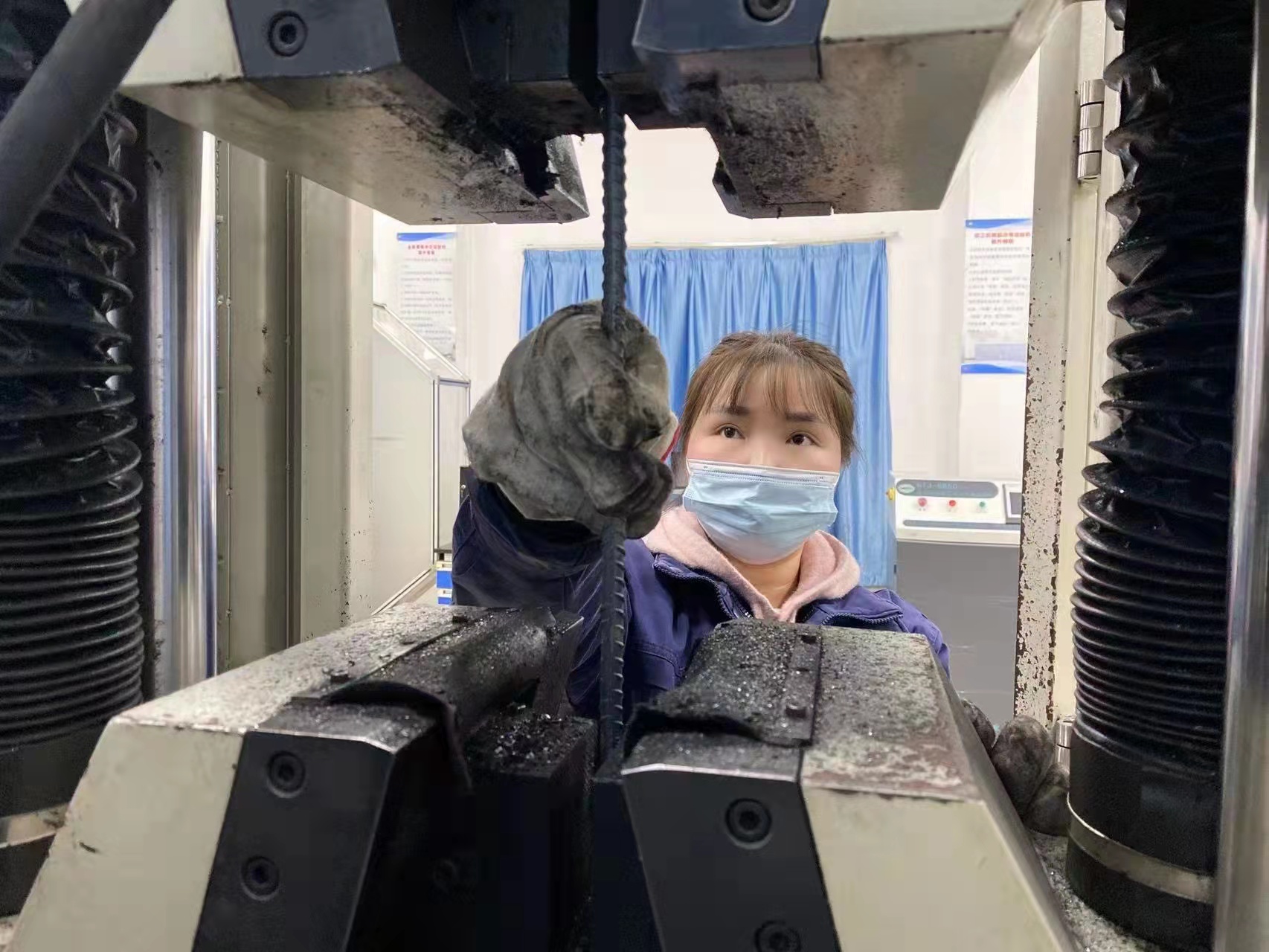 一樣的節日 不變的堅守 一樣的節日 不變的堅守