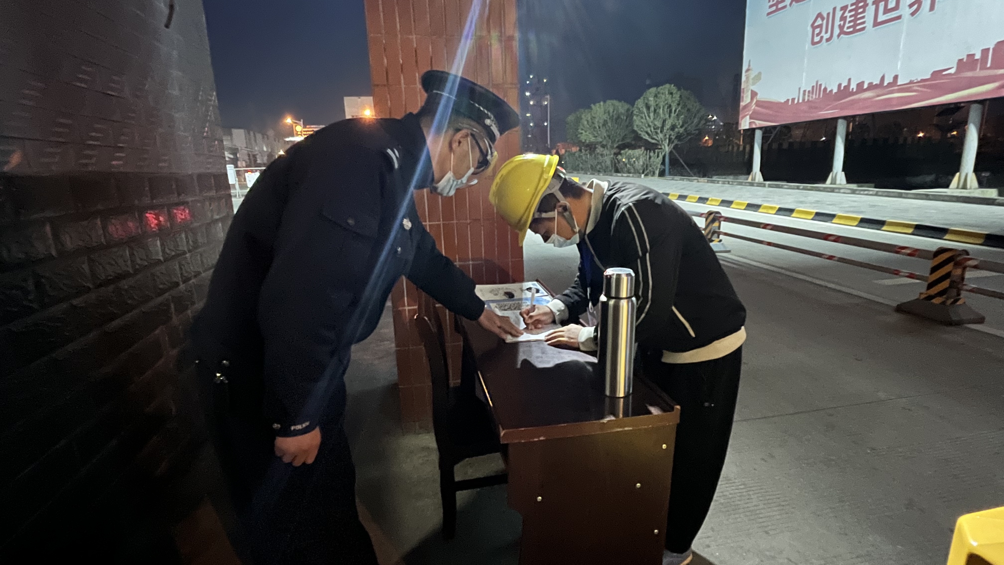 守崗盡責(zé)有擔(dān)當(dāng) 擎旗奮進(jìn)鑄忠魂 守崗盡責(zé)有擔(dān)當(dāng) 擎旗奮進(jìn)鑄忠魂