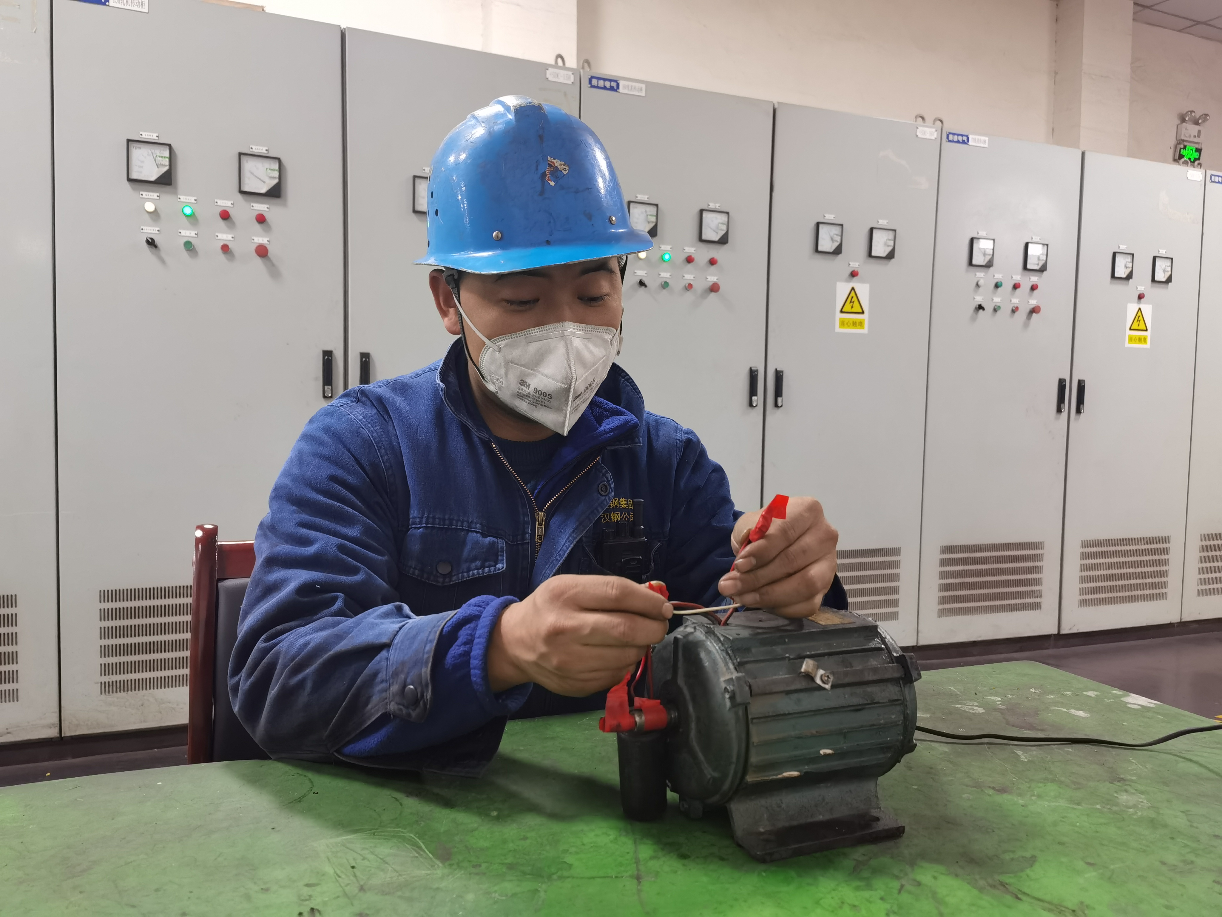 他是個(gè)維修達(dá)人 他叫余東東 他是個(gè)維修達(dá)人 他叫余東東