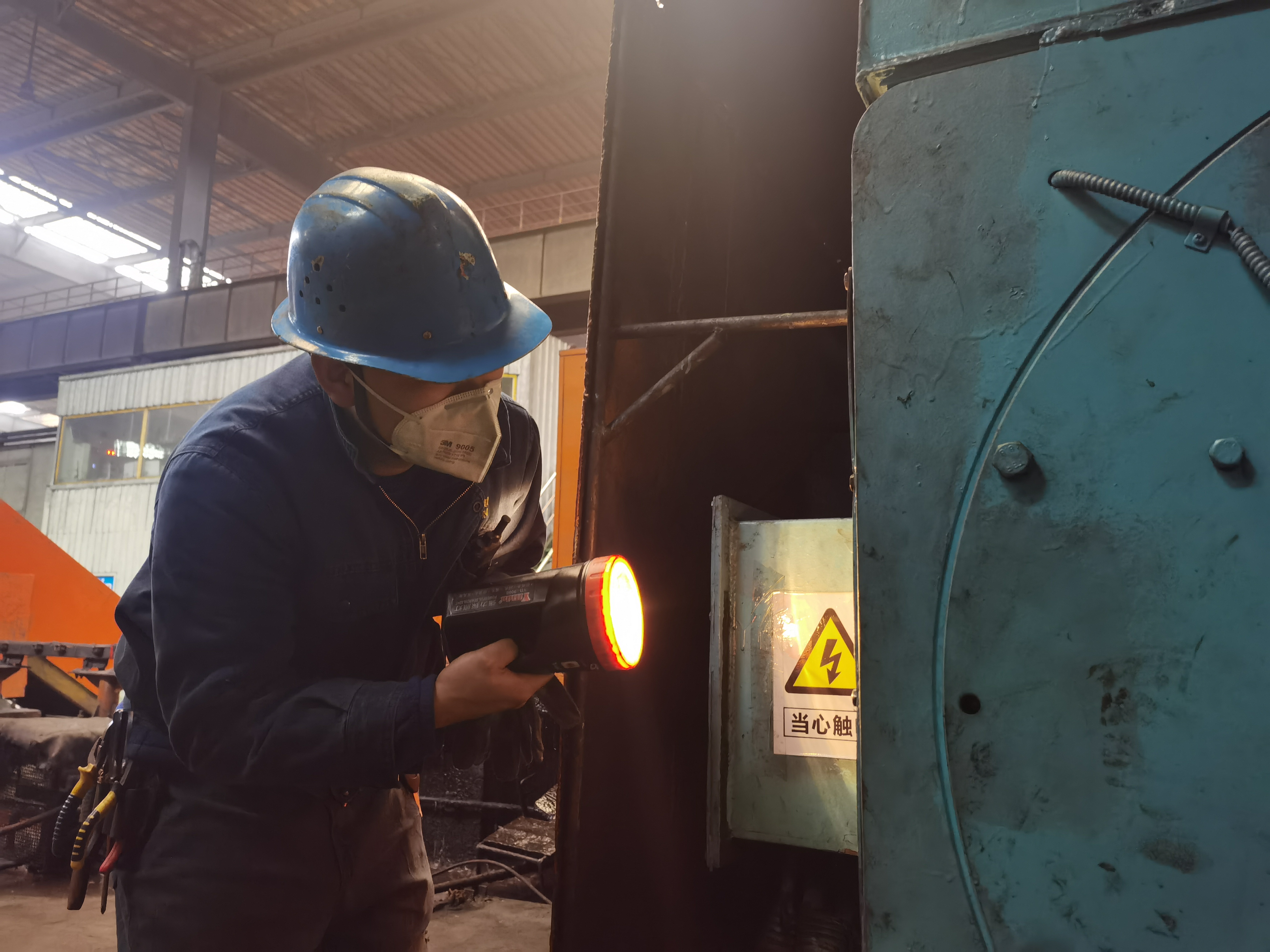 他是個(gè)維修達(dá)人 他叫余東東 他是個(gè)維修達(dá)人 他叫余東東