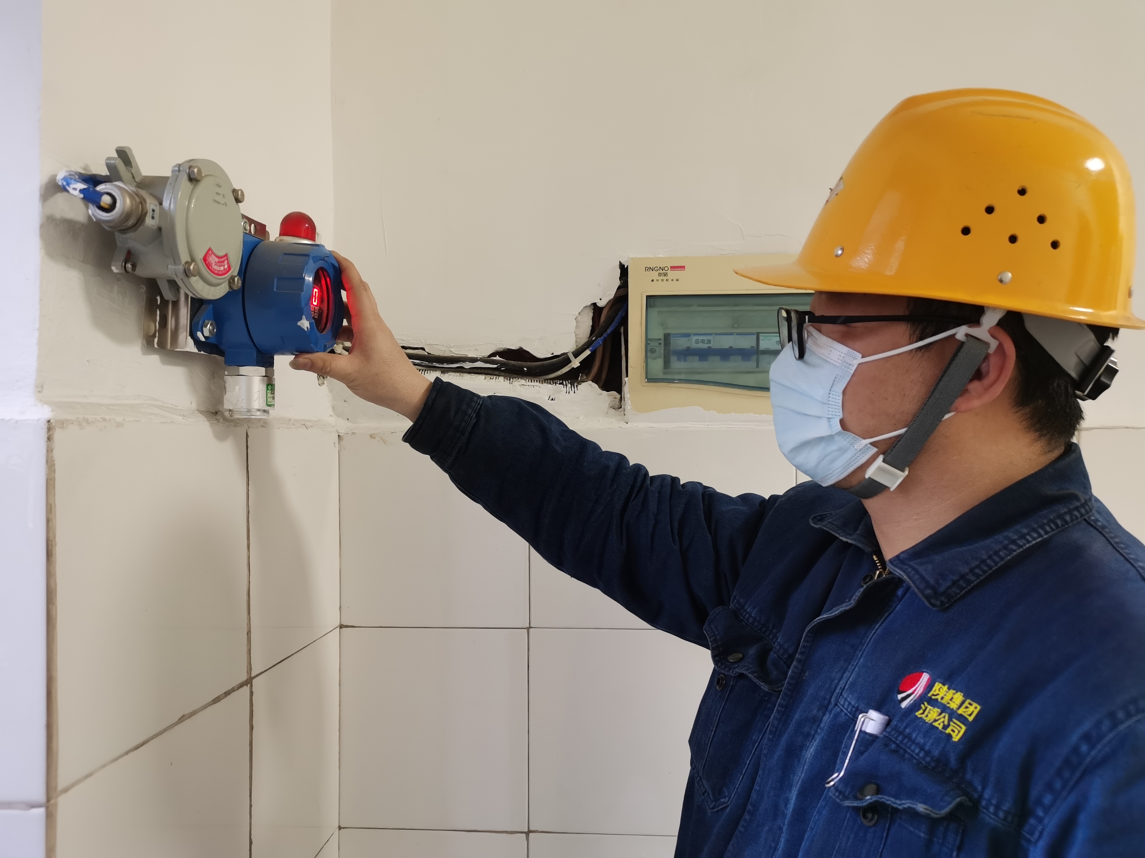 這個(gè)安全員,我們服! 這個(gè)安全員,我們服!