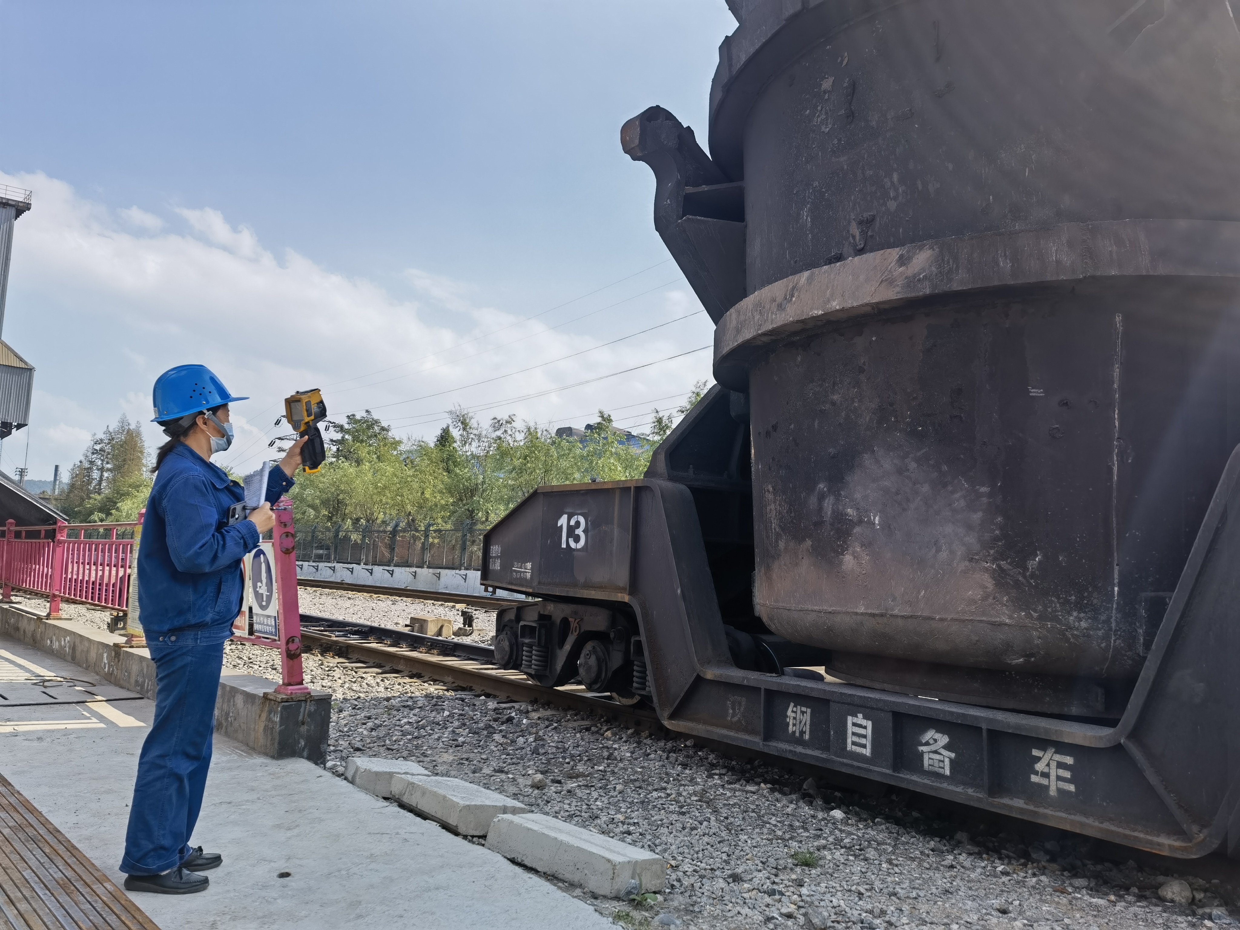 行走在鐵運線上的“鋼軌醫生” 行走在鐵運線上的“鋼軌醫生”