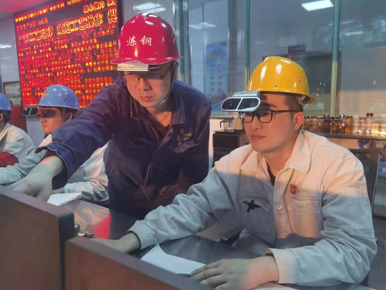 有顏值,還有技術(shù),這個(gè)煉鋼小伙“自帶光環(huán)”! 有顏值,還有技術(shù),這個(gè)煉鋼小伙“自帶光環(huán)”!