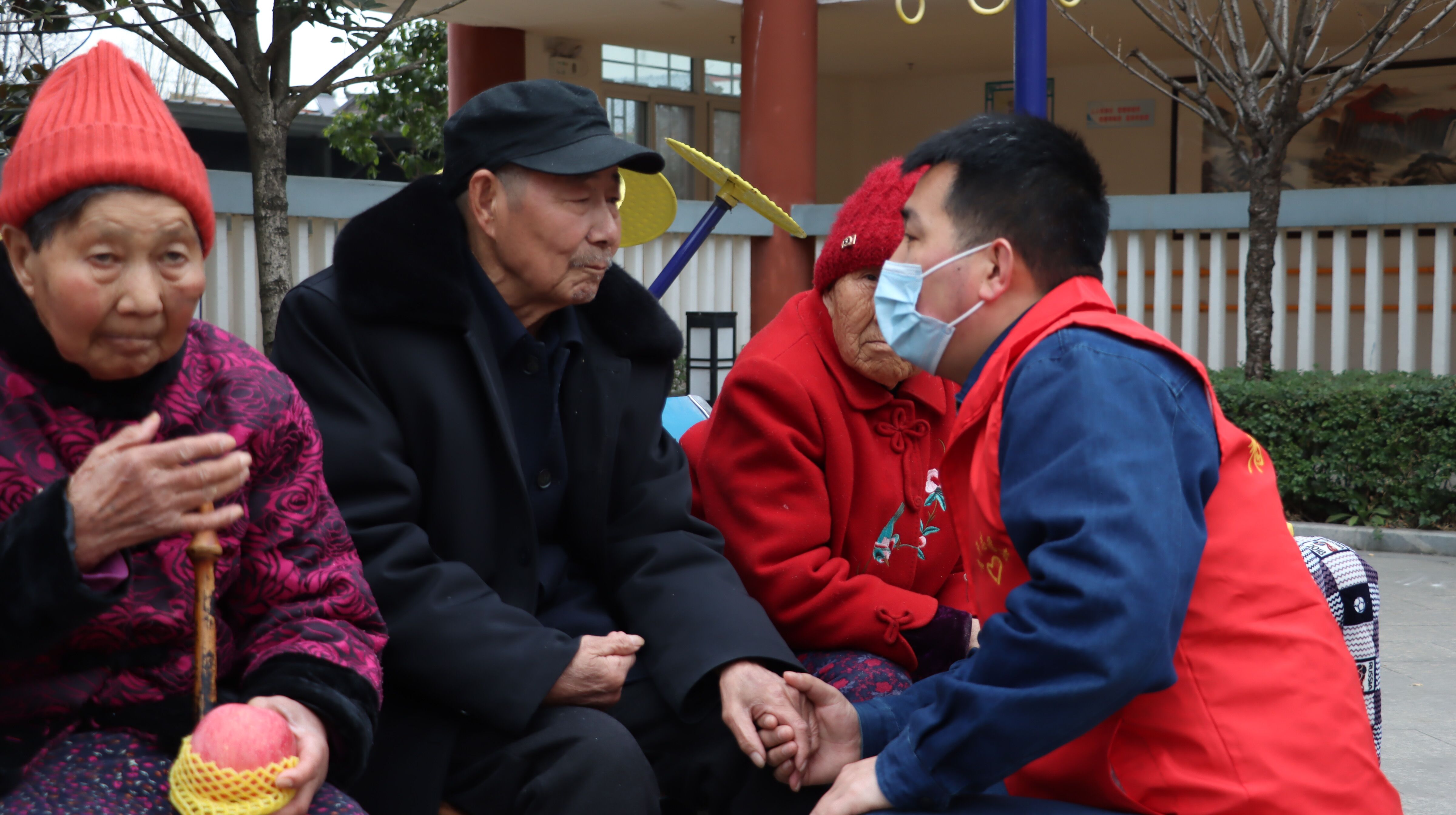 學(xué)習(xí)雷鋒好榜樣,“紅馬甲”情暖敬老院 學(xué)習(xí)雷鋒好榜樣,“紅馬甲”情暖敬老院