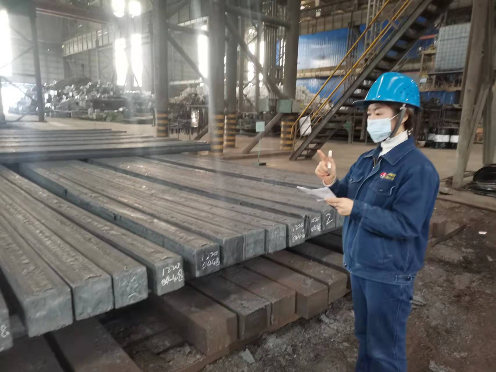 始于鋼水匯八流 ,巾幗亦可撐長舟 ——記漢鋼公司“巾幗能手”姜磊 始于鋼水匯八流 ,巾幗亦可撐長舟 ——記漢鋼公司“巾幗能手”姜磊