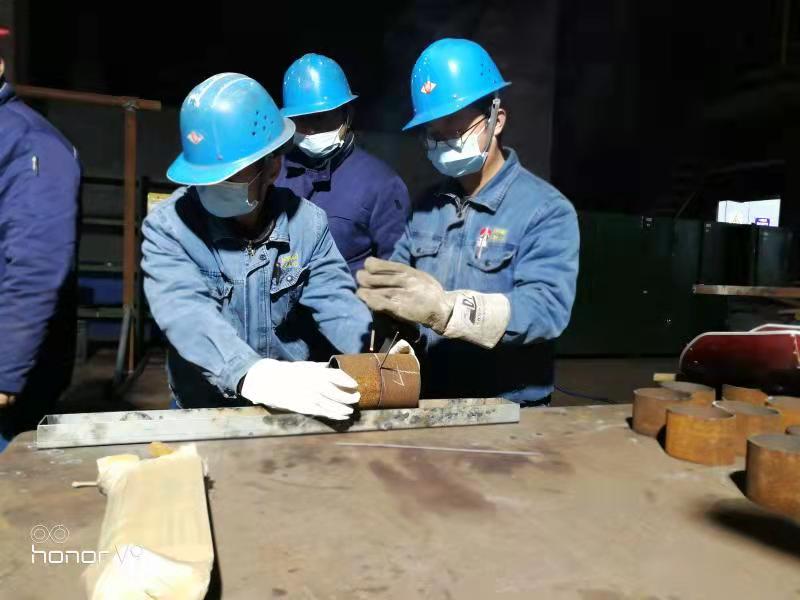 手不離鋤、腳不離地的“維修人”