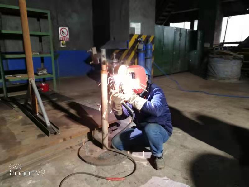 手不離鋤、腳不離地的“維修人”