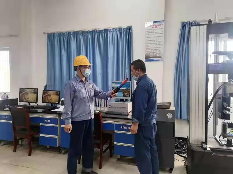 在心里緬懷,在腳步上追趕 ——計量檢驗中心清明節崗位堅守掠影 在心里緬懷,在腳步上追趕 ——計量檢驗中心清明節崗位堅守掠影