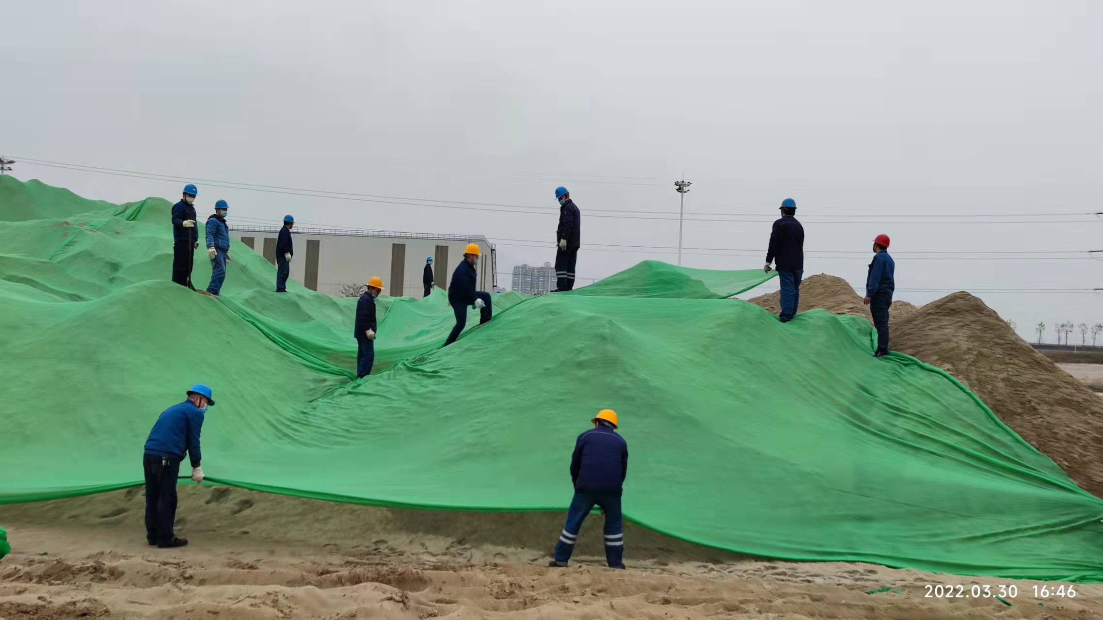 蓋好篷布 守好質量外觀第一關 蓋好篷布 守好質量外觀第一關