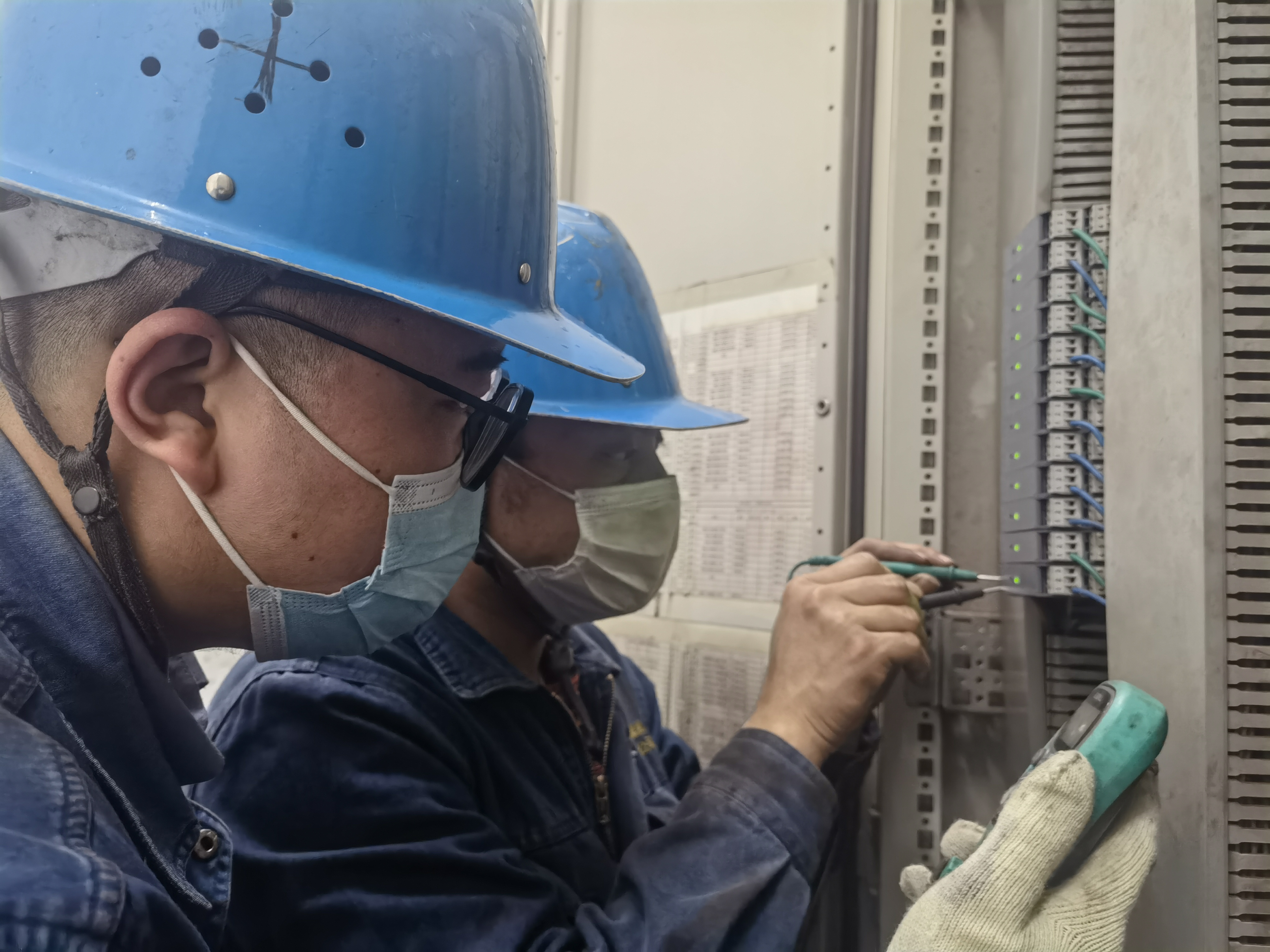 鋼鐵藍(lán)在燒結(jié) “三員”聚力 奮戰(zhàn)紅五月 鋼鐵藍(lán)在燒結(jié) “三員”聚力 奮戰(zhàn)紅五月