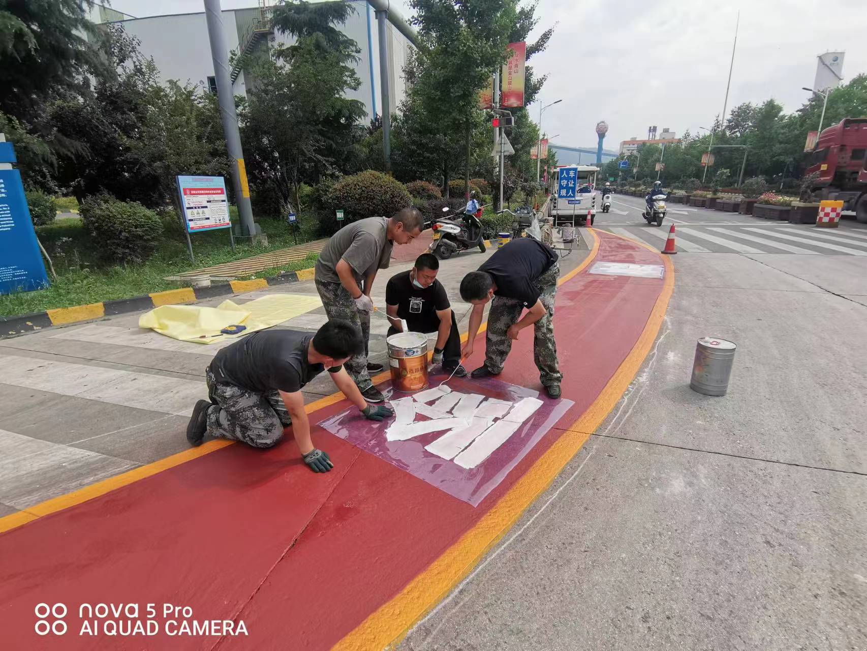 “右轉(zhuǎn)危險區(qū)”交通標線亮相漢鋼公司