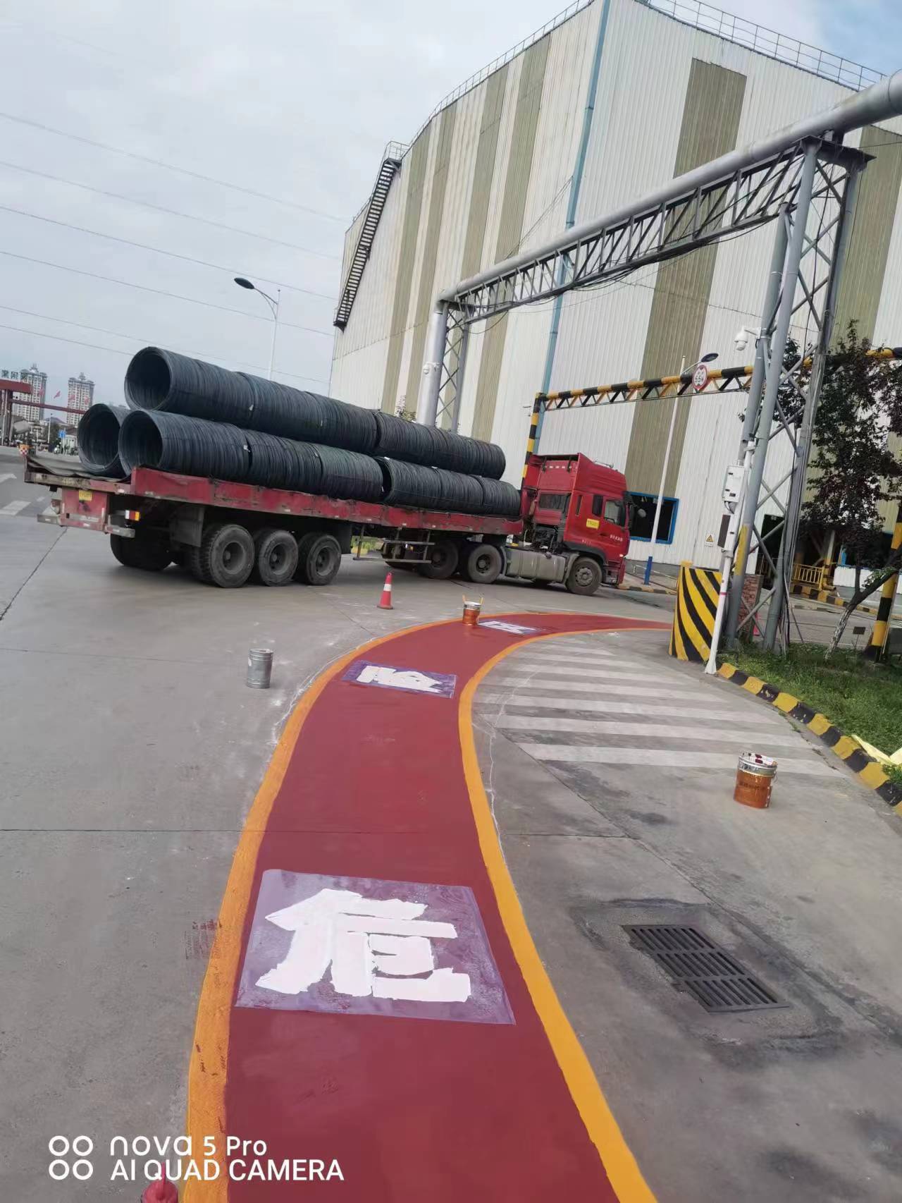 “右轉(zhuǎn)危險區(qū)”交通標線亮相漢鋼公司