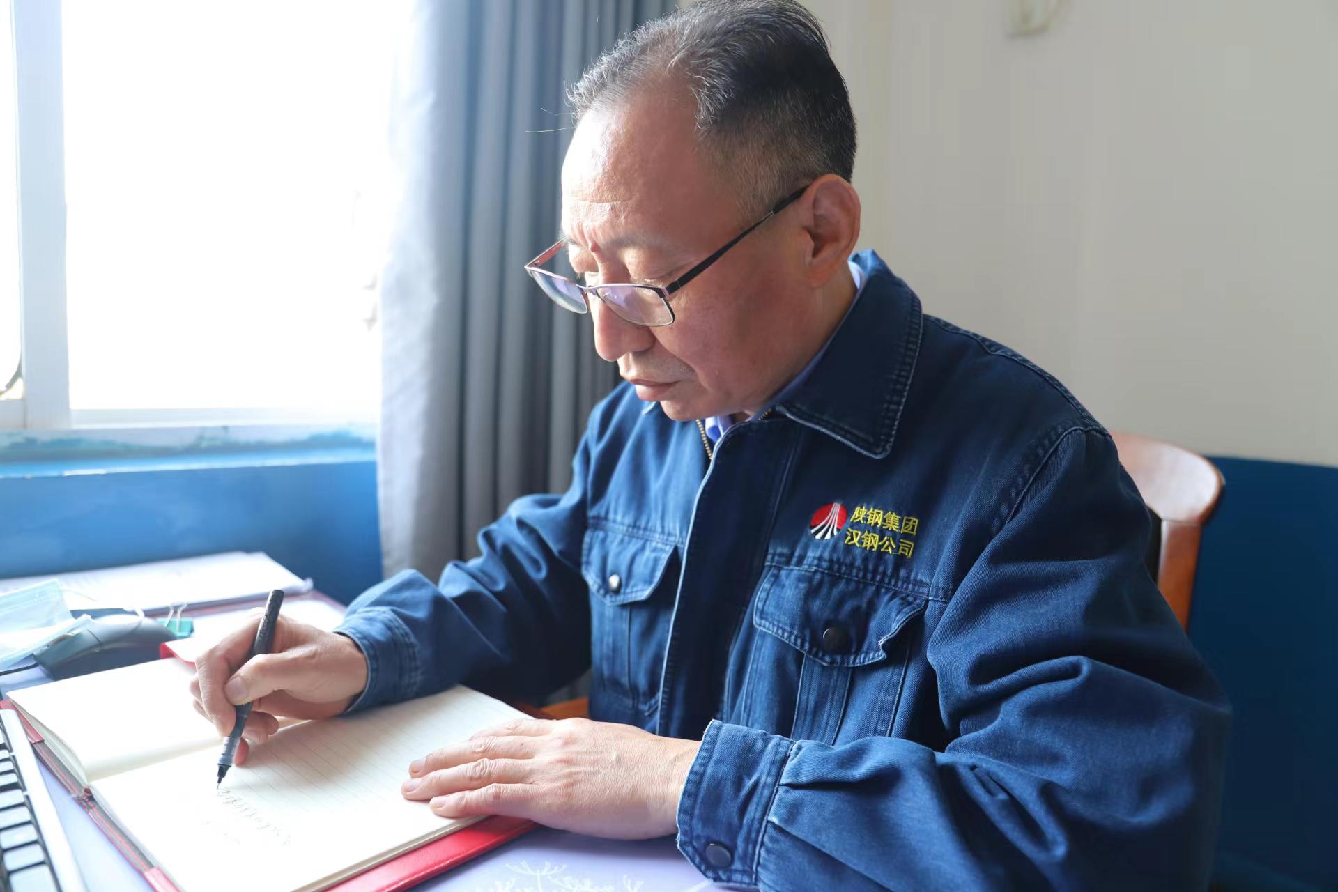 不忘初心 踏浪前行 勇當改革創(chuàng)新路上的“急先鋒”——漢鋼公司黨委委員、燒結廠黨委書記、廠長 韋勝利 不忘初心 踏浪前行 勇當改革創(chuàng)新路上的“急先鋒”——漢鋼公司黨委委員、燒結廠黨委書記、廠長 韋勝利