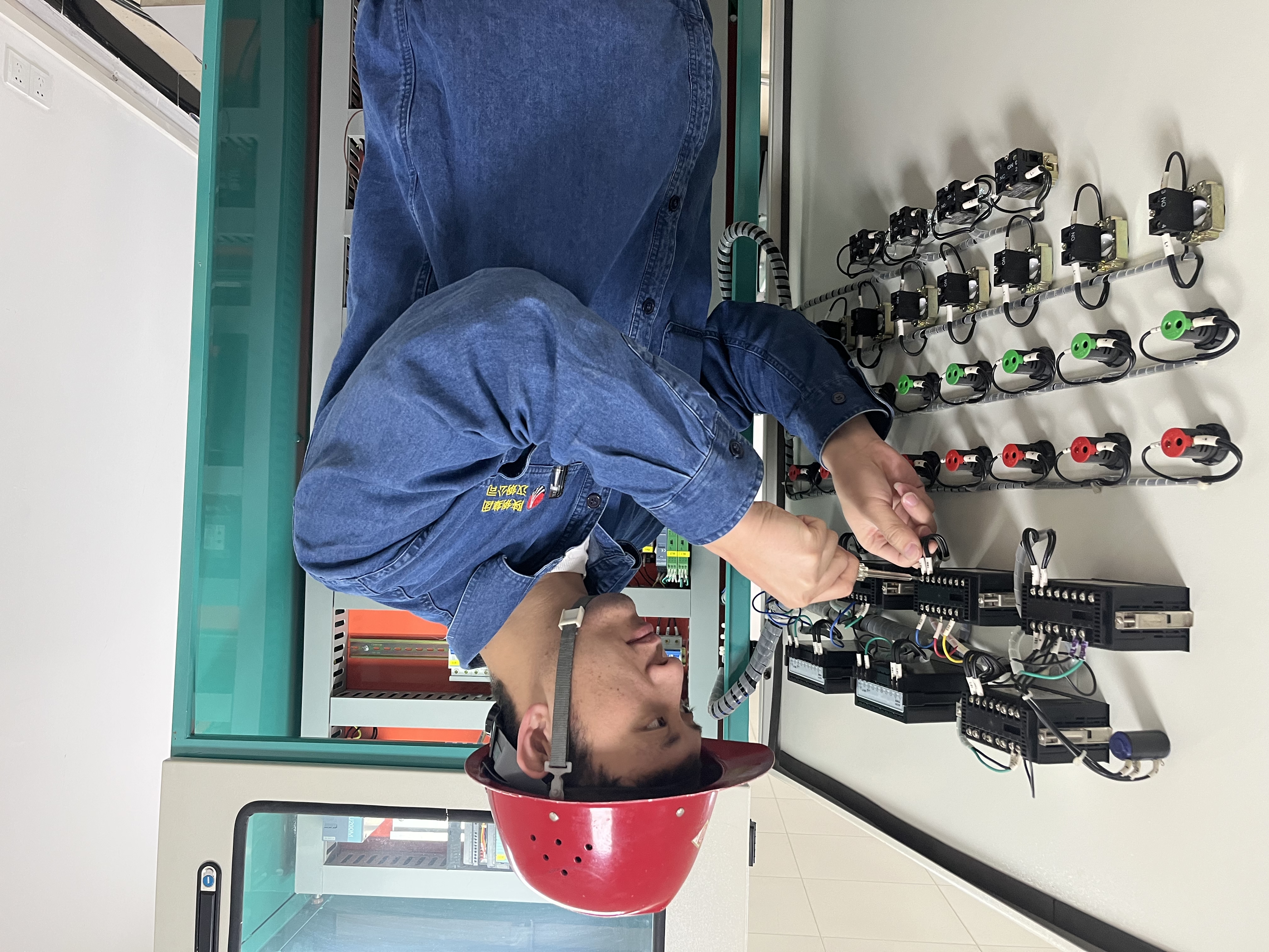 奔赴檢修現場的“孤勇者” 奔赴檢修現場的“孤勇者”