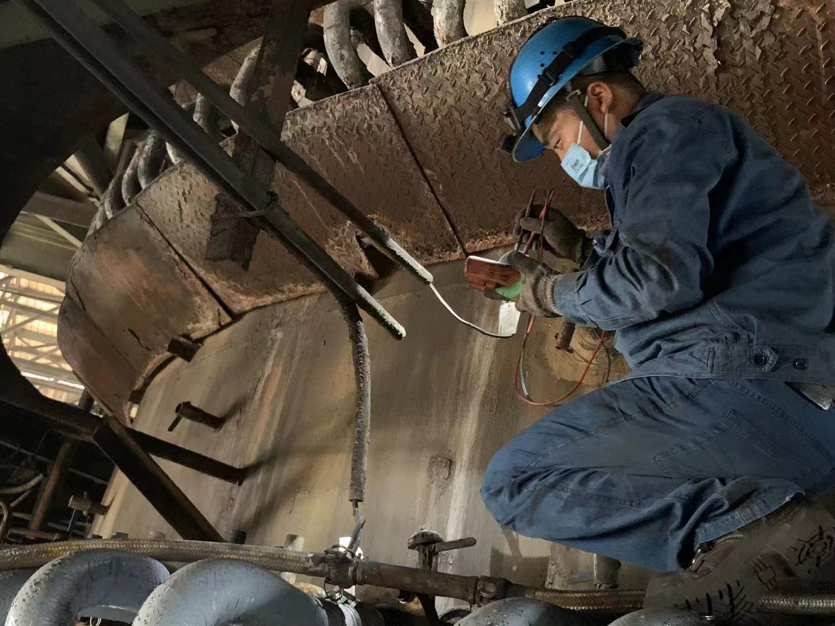 奮戰在高溫下的“鋼鐵俠” 奮戰在高溫下的“鋼鐵俠”