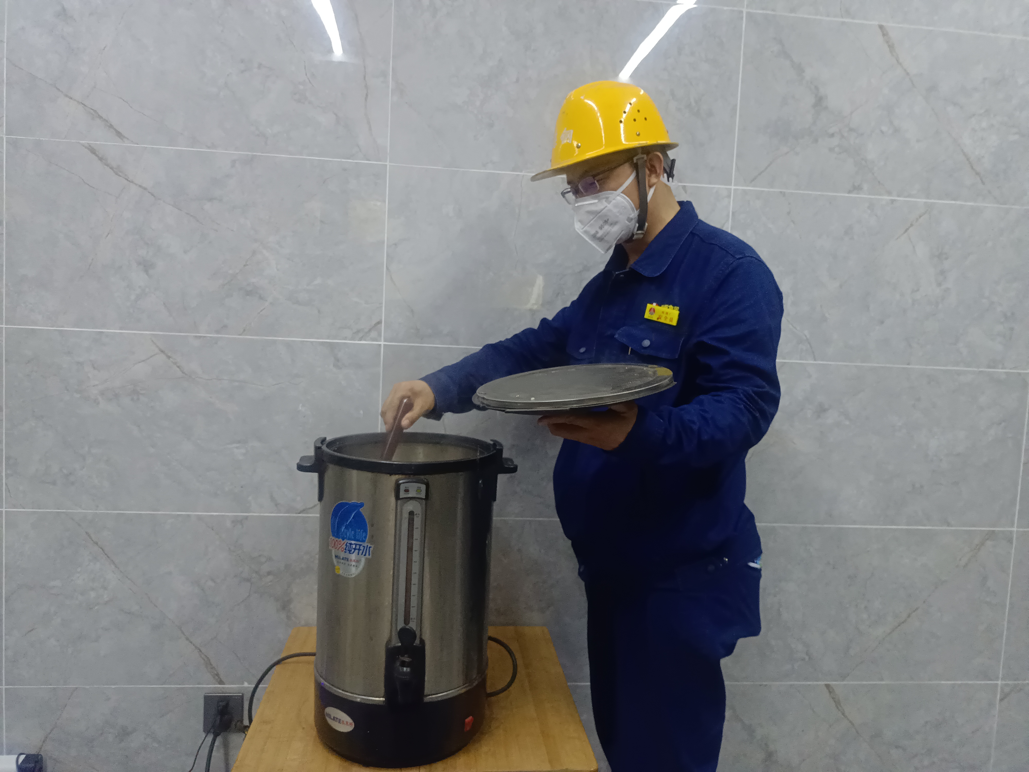 夏日炎炎,煉鋼廠防暑降溫有“涼方” 夏日炎炎,煉鋼廠防暑降溫有“涼方”