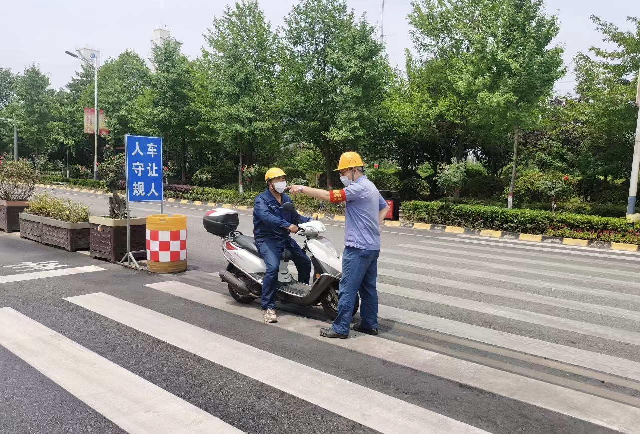 開展安全警示教育，筑牢交通安全防線