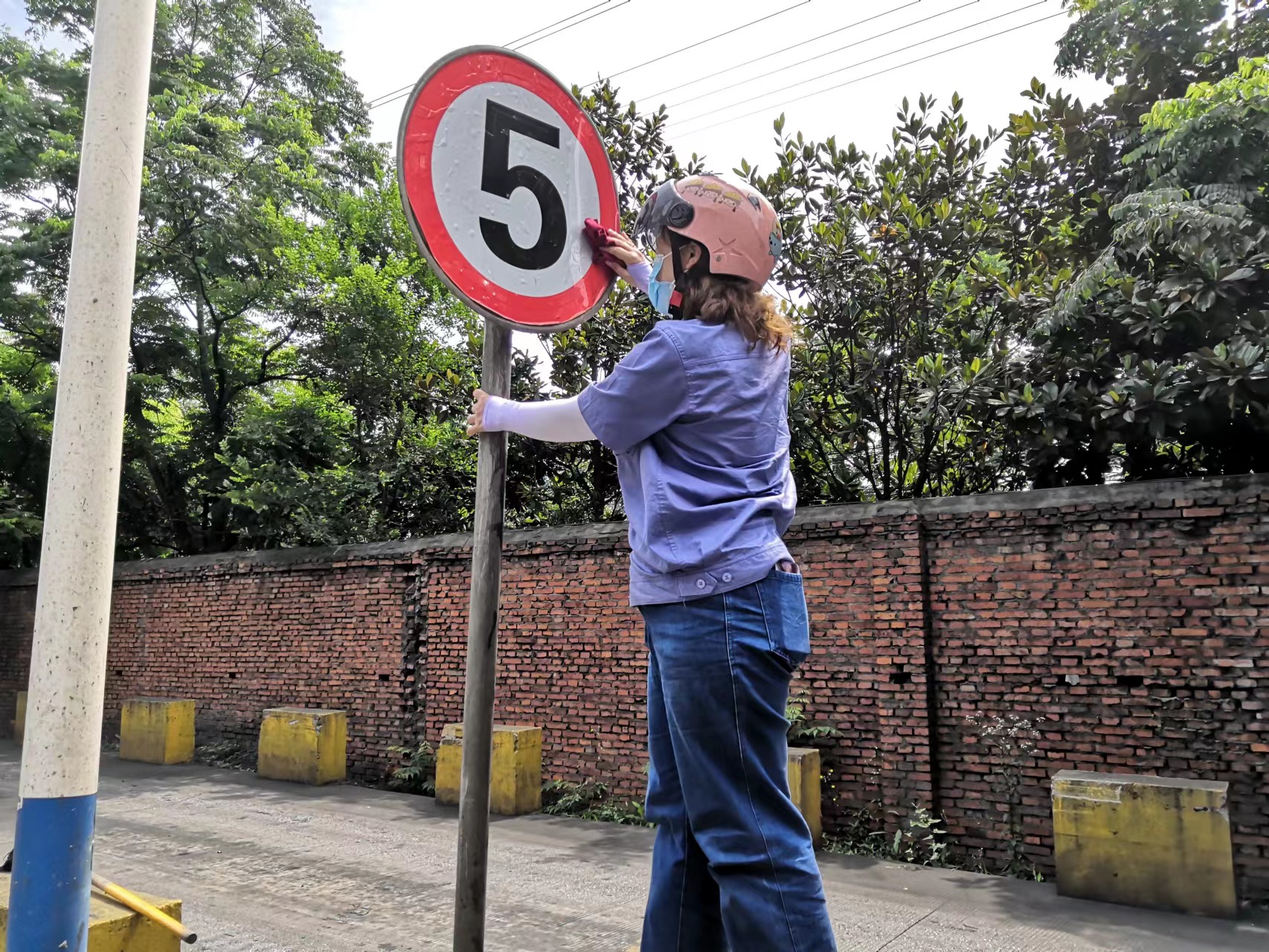 開展安全警示教育，筑牢交通安全防線