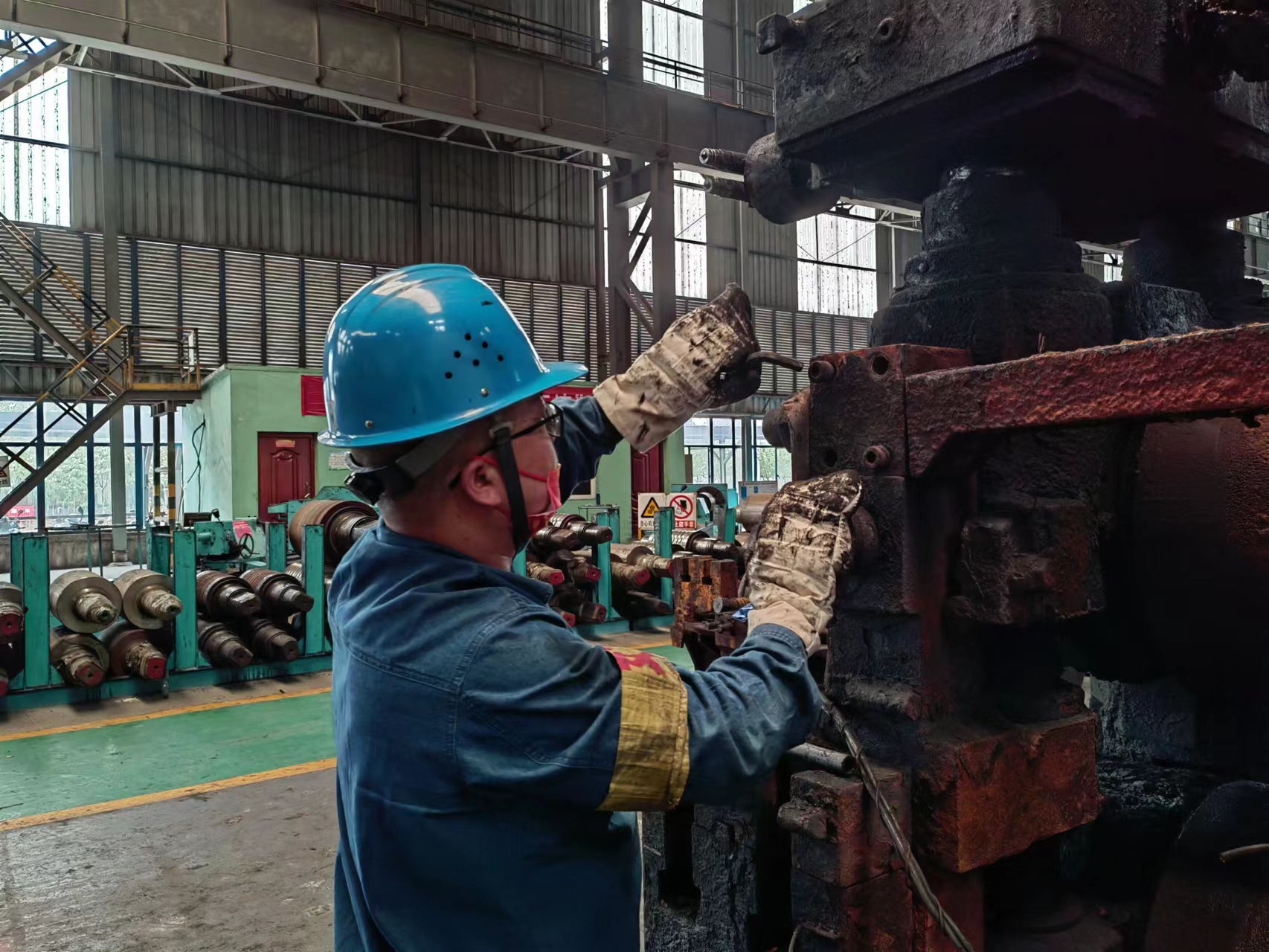 把軋機(jī)當(dāng)“兄弟”的“二黑”班長 把軋機(jī)當(dāng)“兄弟”的“二黑”班長