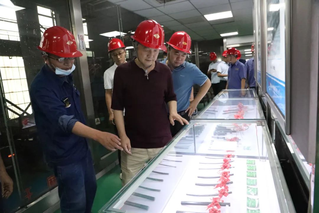 西安工業(yè)大學(xué)教授李建平一行到公司調(diào)研 西安工業(yè)大學(xué)教授李建平一行到公司調(diào)研