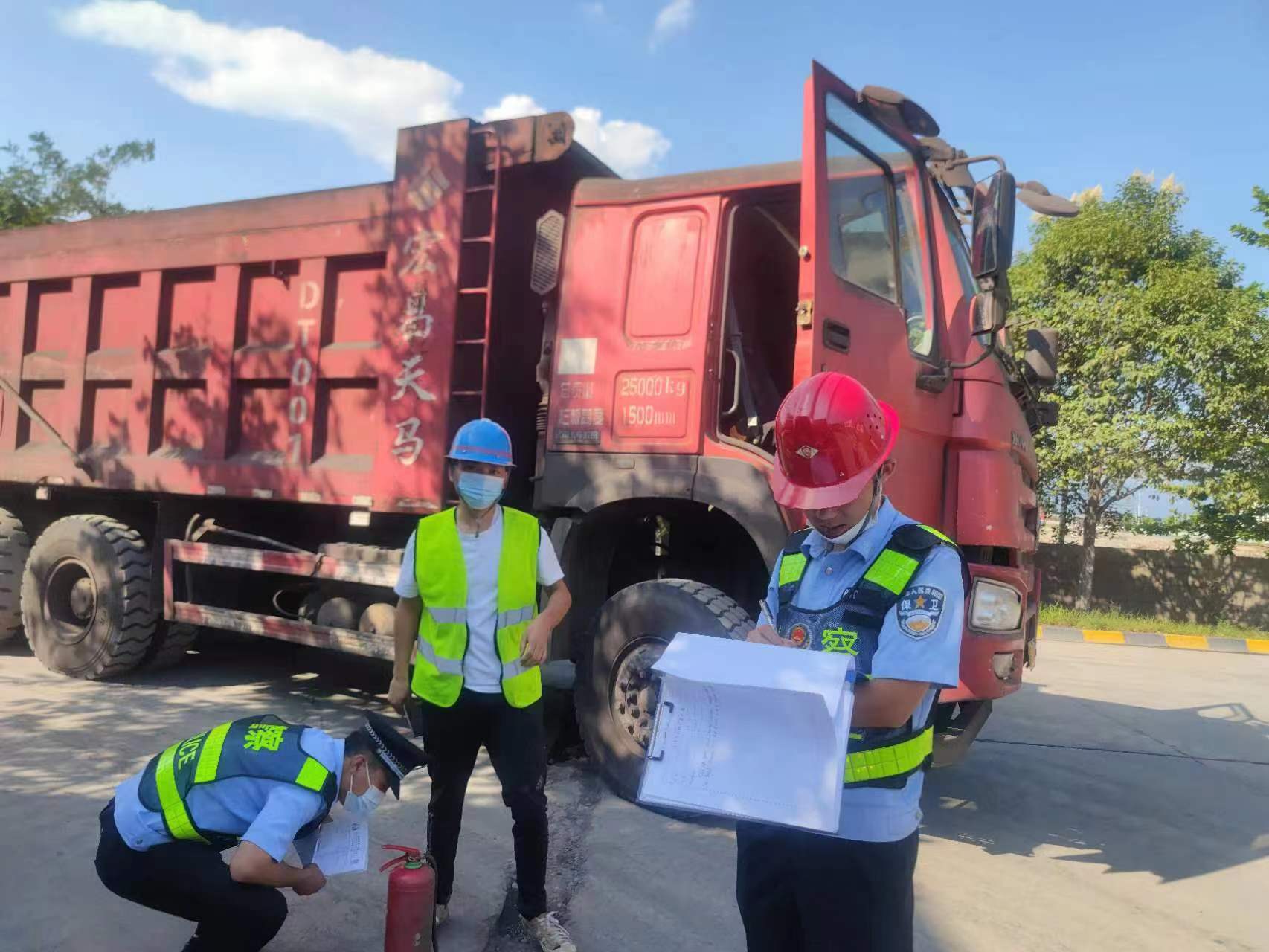 七月流火燃激情 一線堅(jiān)守戰(zhàn)高溫 七月流火燃激情 一線堅(jiān)守戰(zhàn)高溫