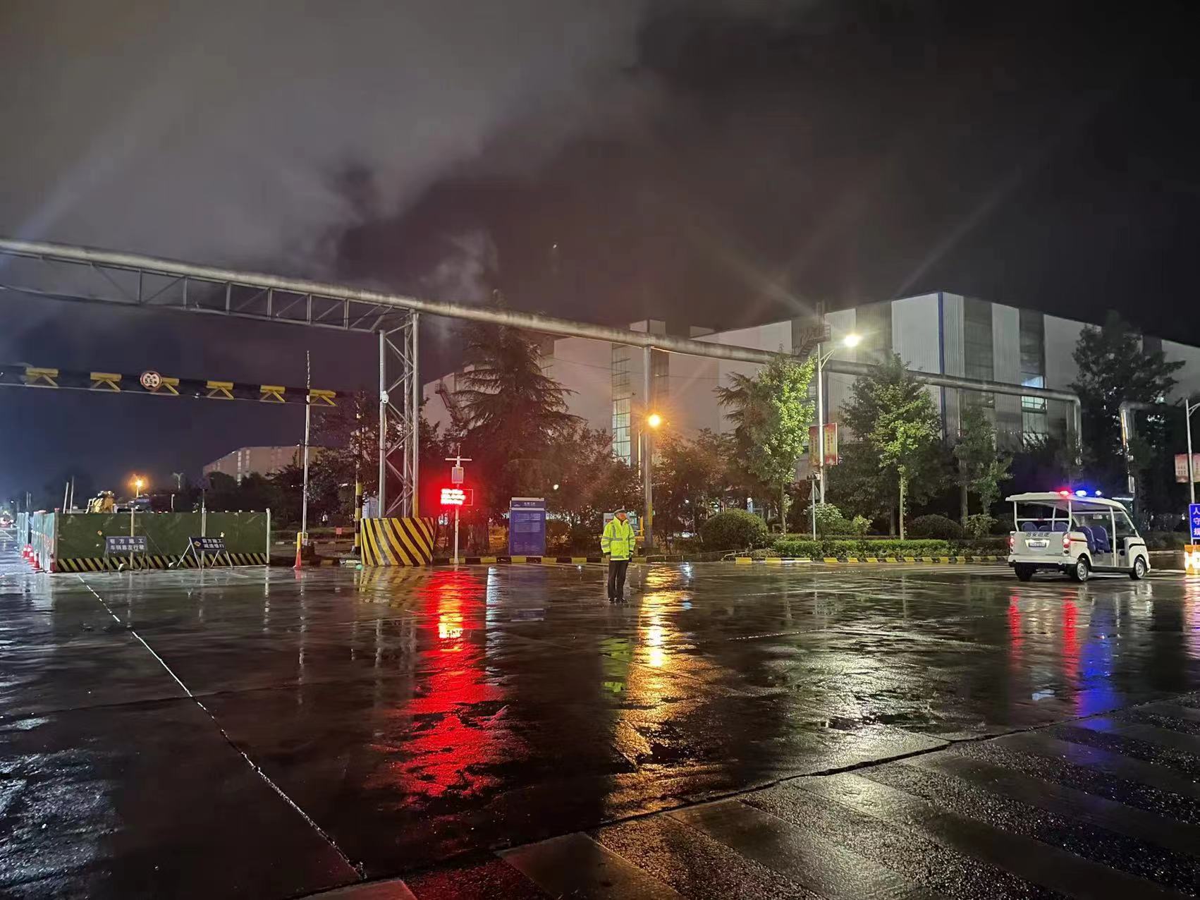 七月流火燃激情 一線堅(jiān)守戰(zhàn)高溫 七月流火燃激情 一線堅(jiān)守戰(zhàn)高溫