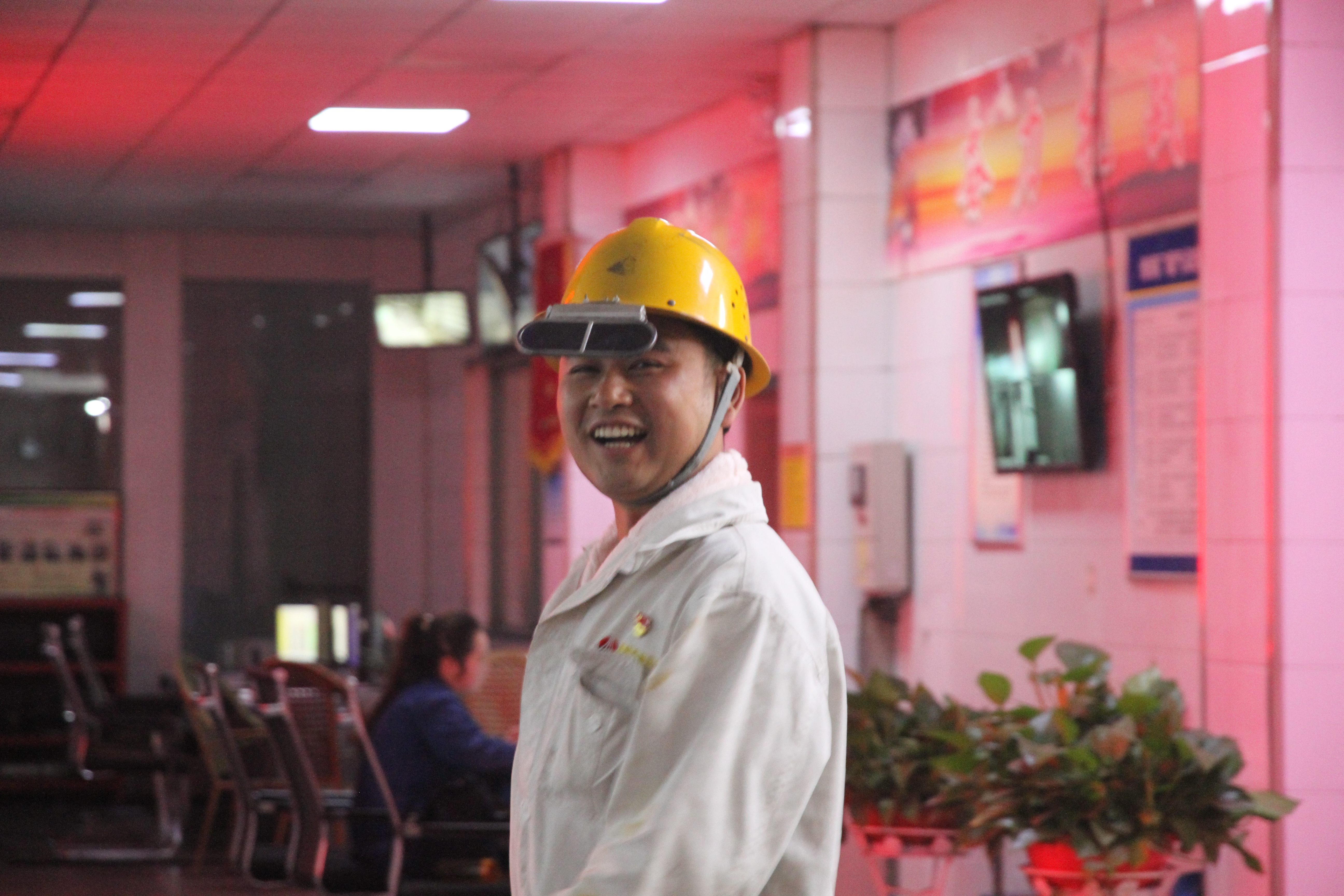 黨徽是他們最美的“名片” 黨徽是他們最美的“名片”