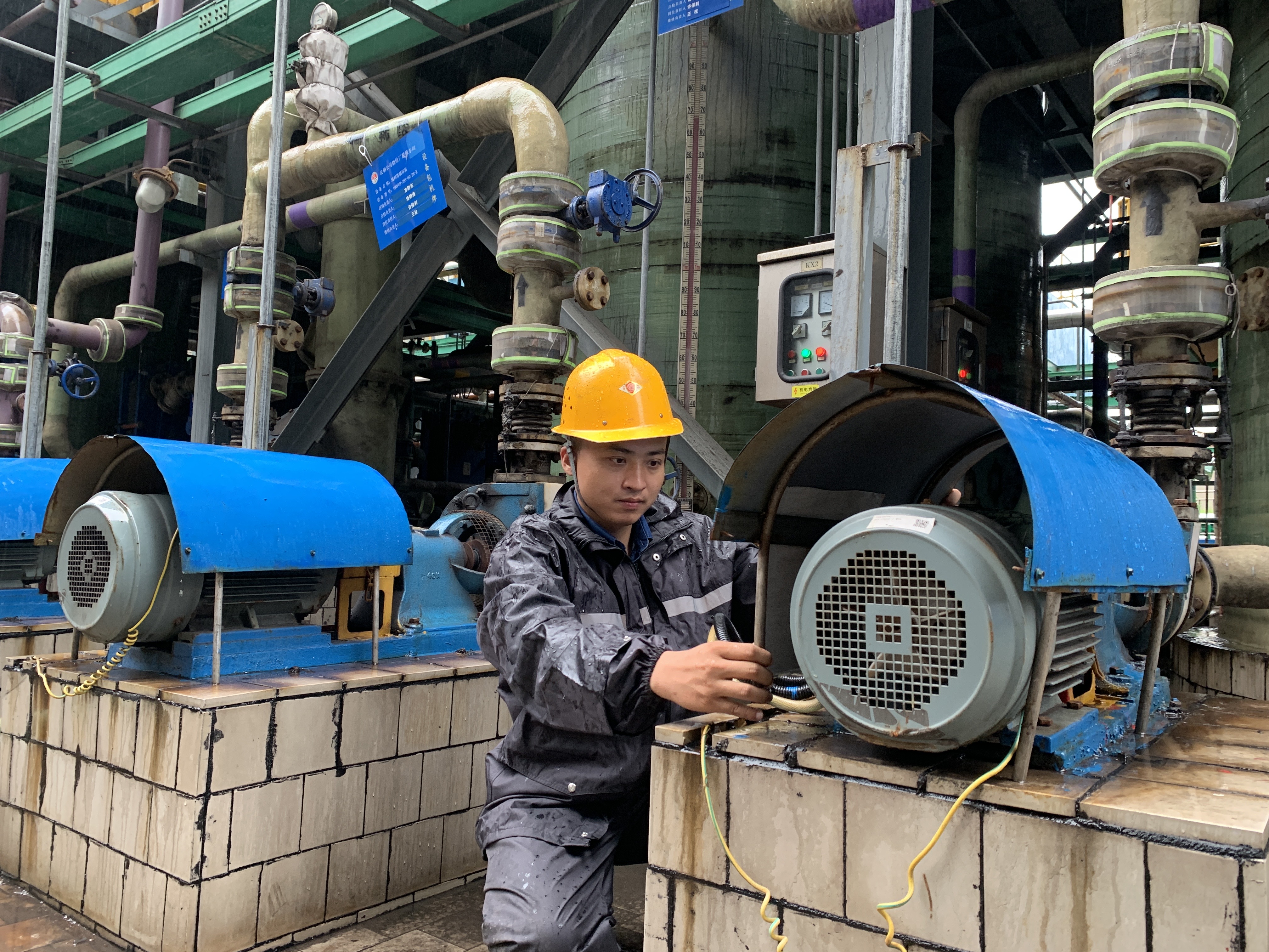 用青春點燃夢想 用奮斗書寫華章 用青春點燃夢想 用奮斗書寫華章