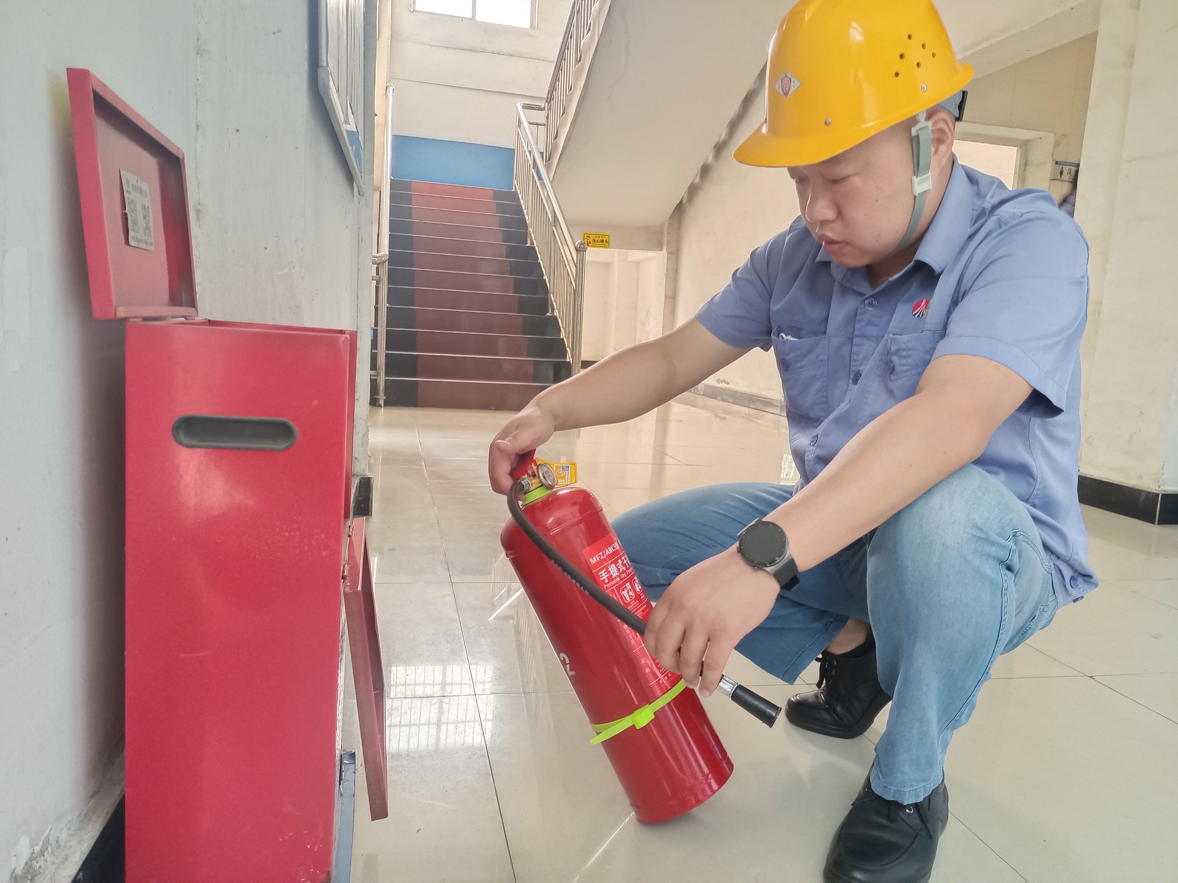 與“秋老虎”鏖戰的“鐵漢子” 與“秋老虎”鏖戰的“鐵漢子”