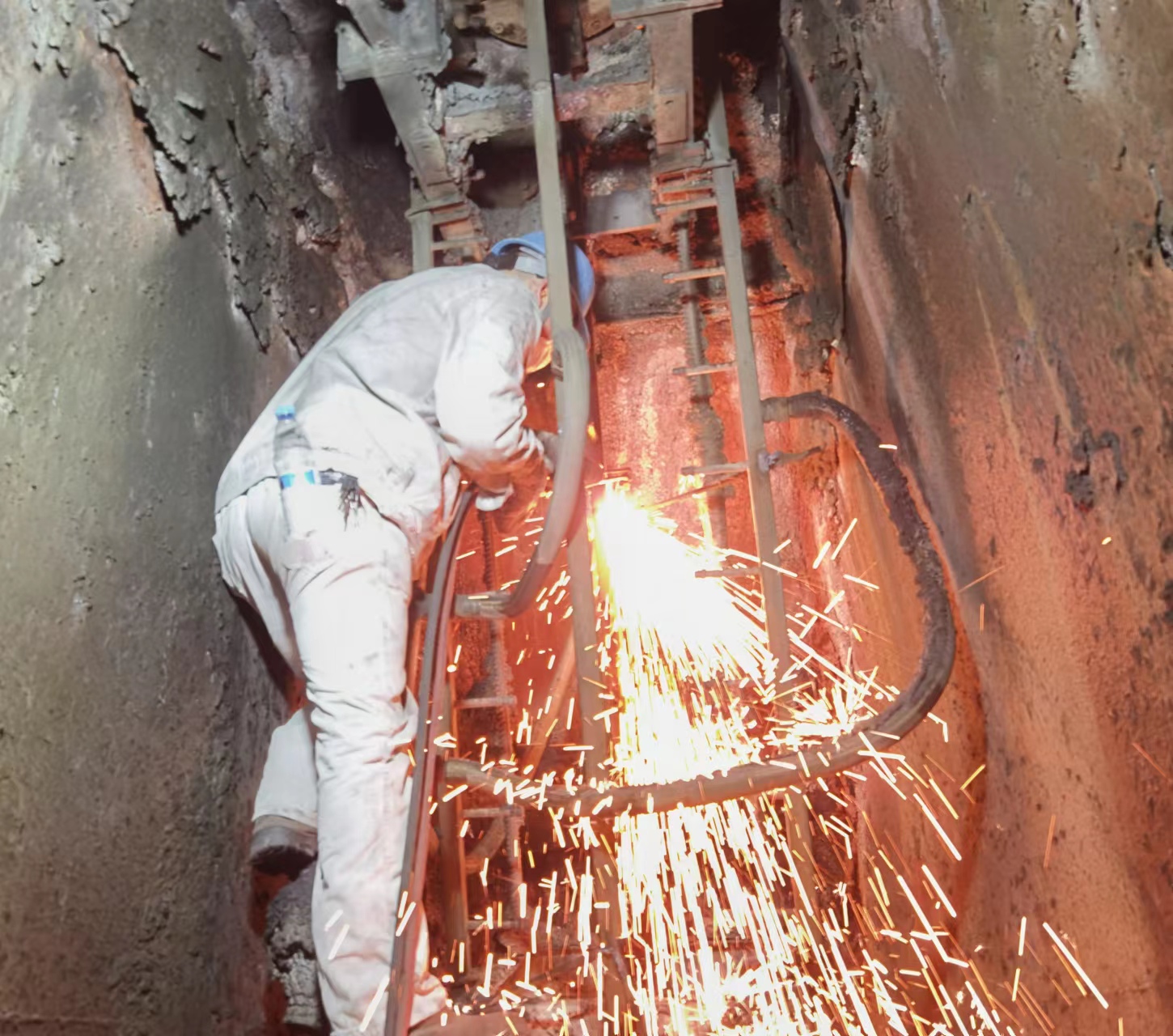 直擊現(xiàn)場,看高溫下的他們?nèi)绾巍按銦挸射摗? title=