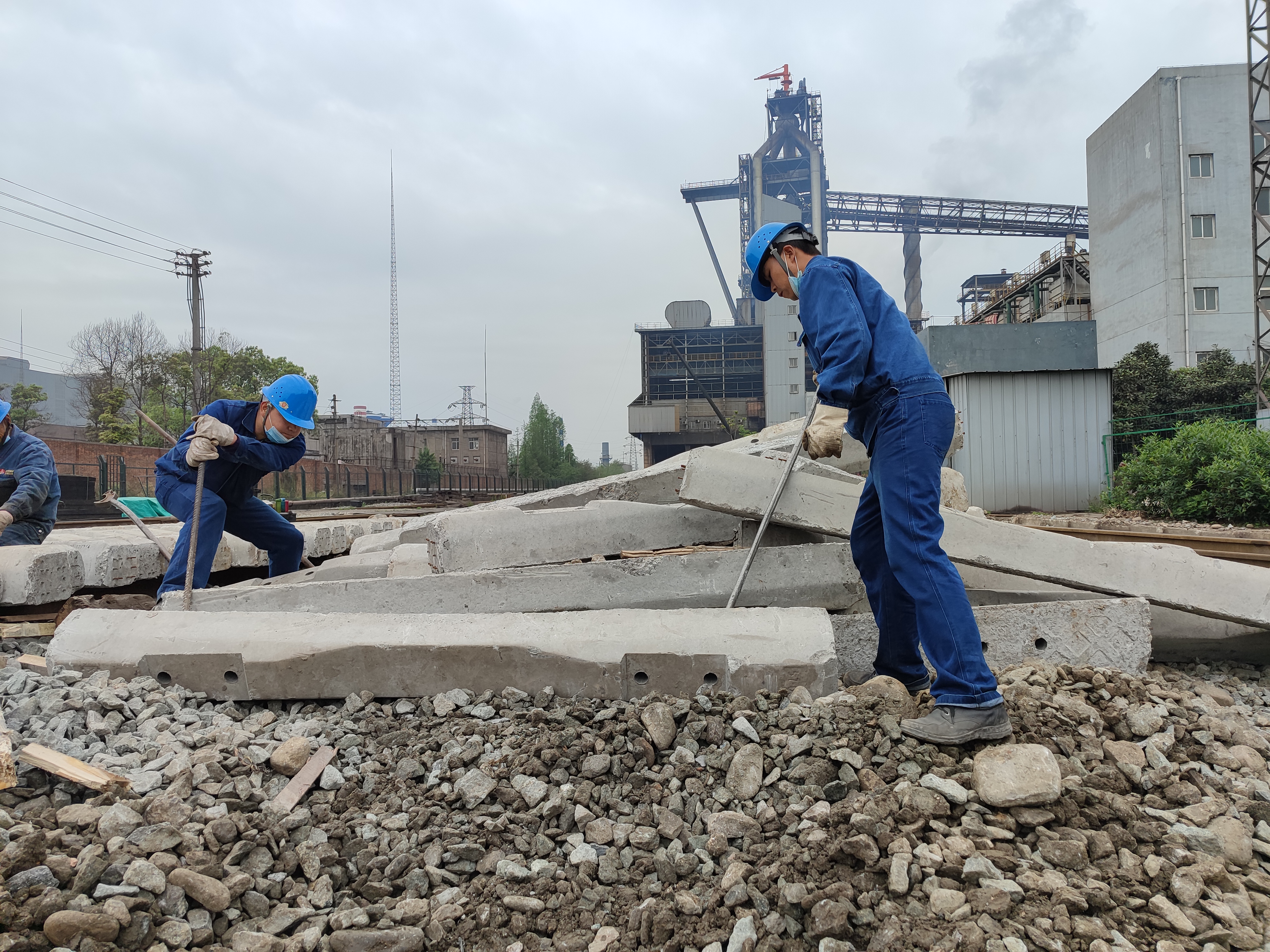 寒風中的最美“逆行者” 寒風中的最美“逆行者”