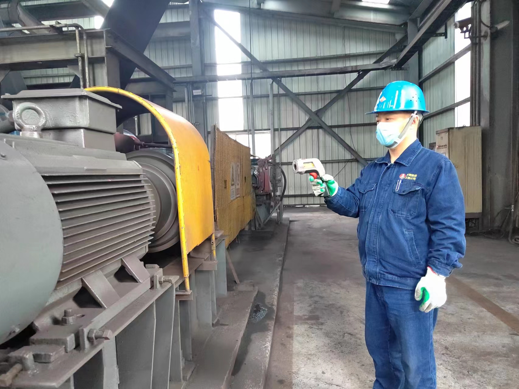 堅守節日的設備“護航人” 堅守節日的設備“護航人”