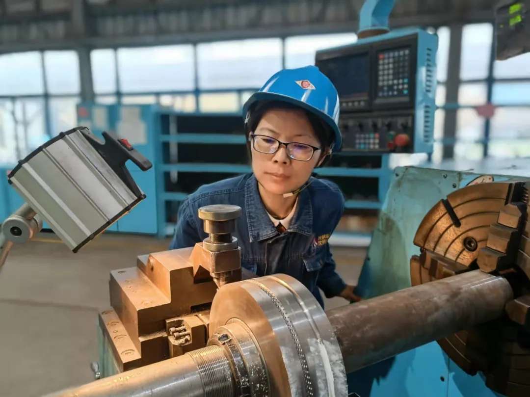 巾幗展芳華 她們是車間里的“藍精靈” 巾幗展芳華 她們是車間里的“藍精靈”