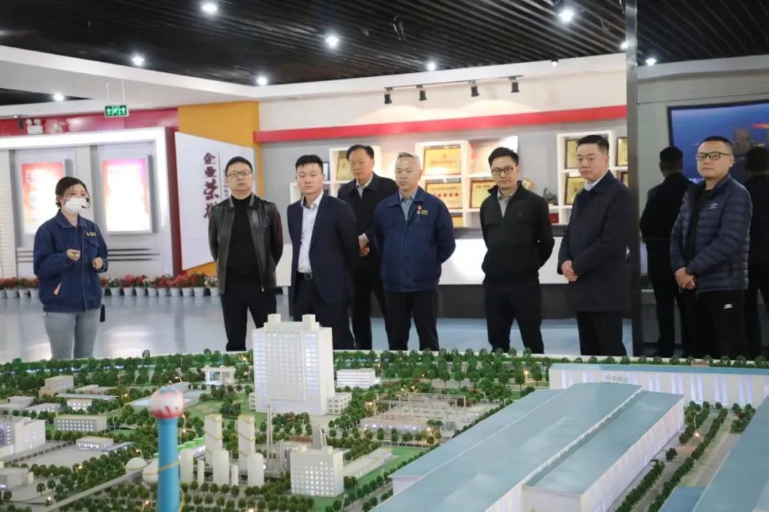 山東濰坊優瑞鋁材設備有限公司董事長周榜軍一行到公司參觀調研 山東濰坊優瑞鋁材設備有限公司董事長周榜軍一行到公司參觀調研