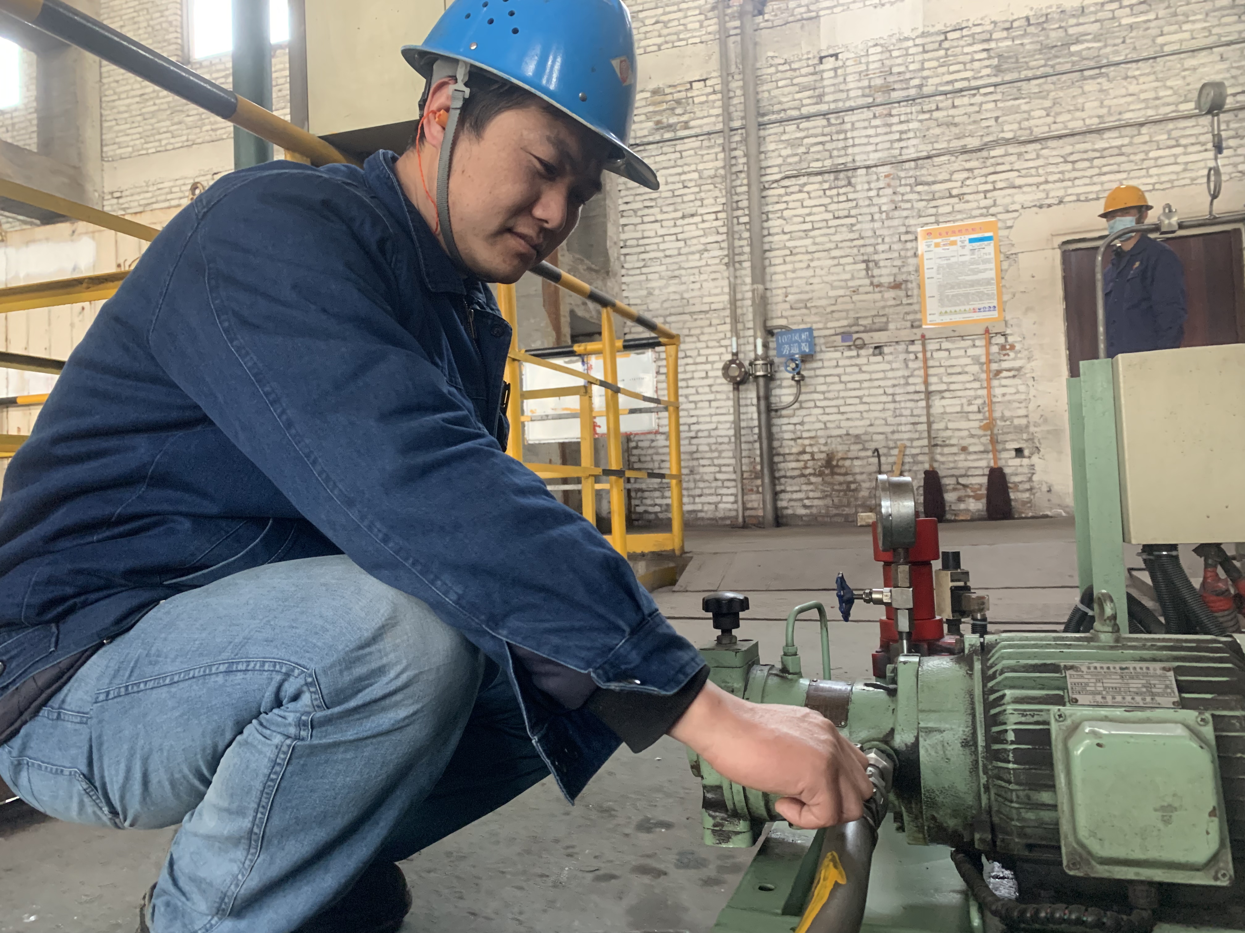 以奮斗的姿態 綻放火紅青春 以奮斗的姿態 綻放火紅青春