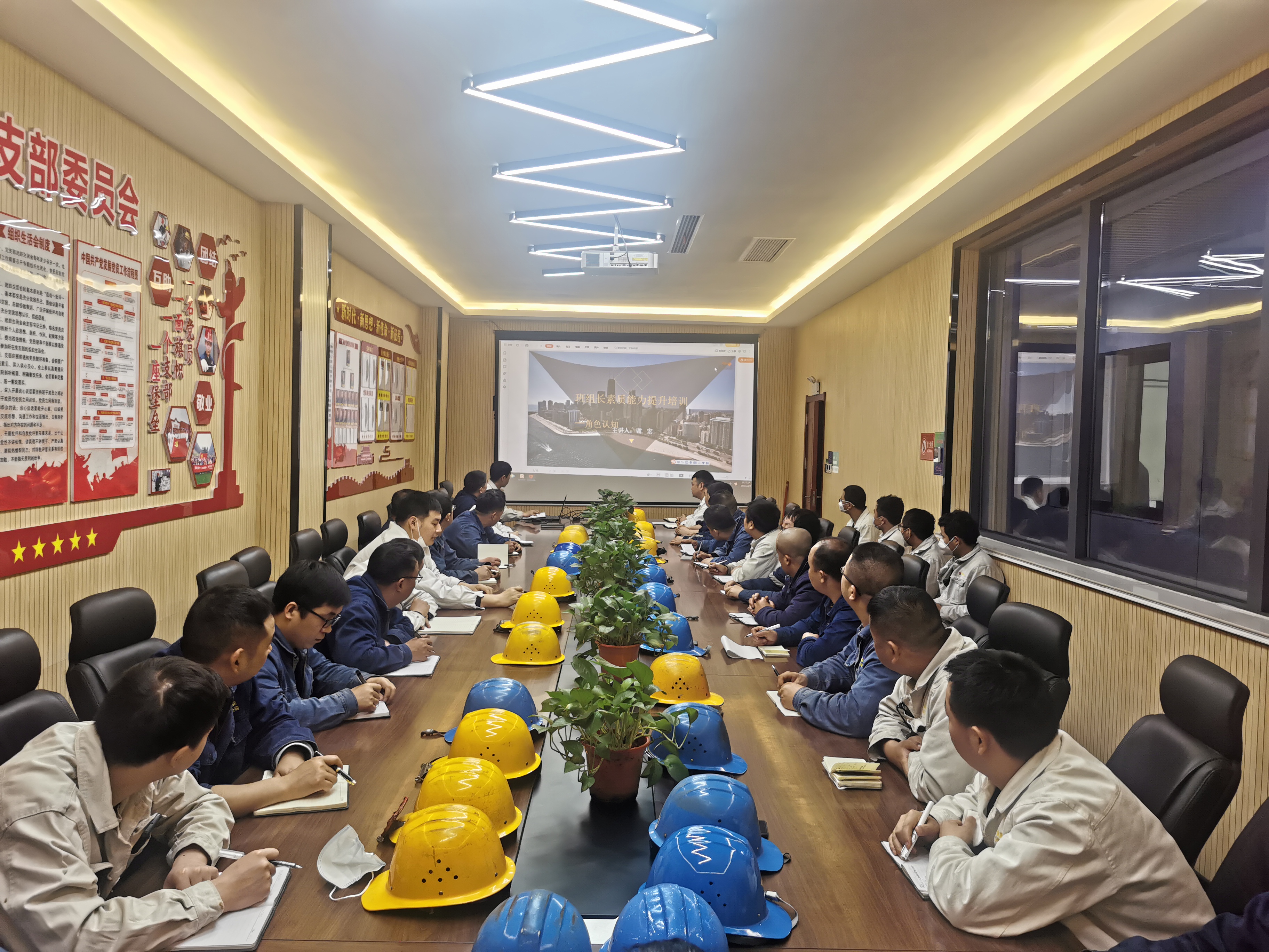 鋼城春來“采蜜忙” 鋼城春來“采蜜忙”