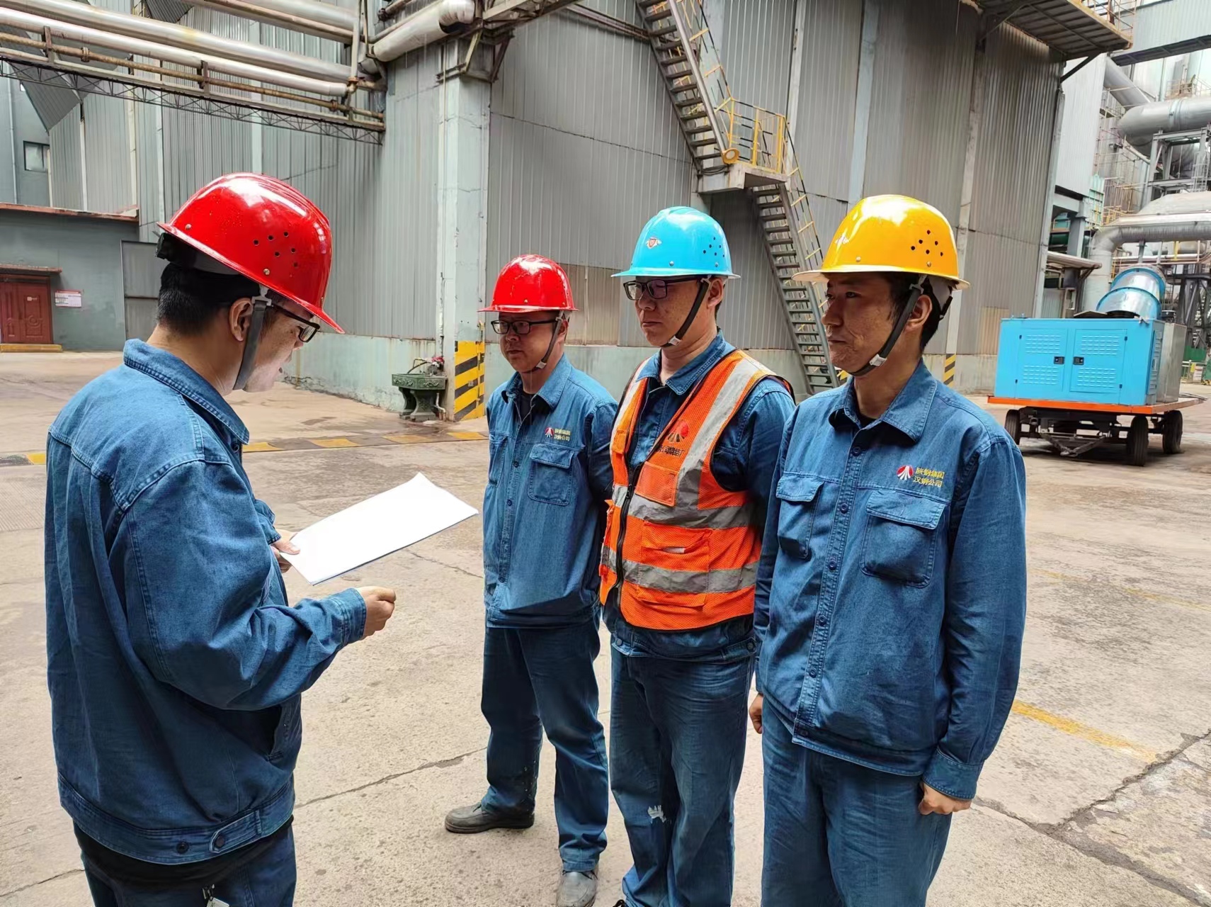 檢修現場“三重色” 重拳出擊紅五月 檢修現場“三重色” 重拳出擊紅五月