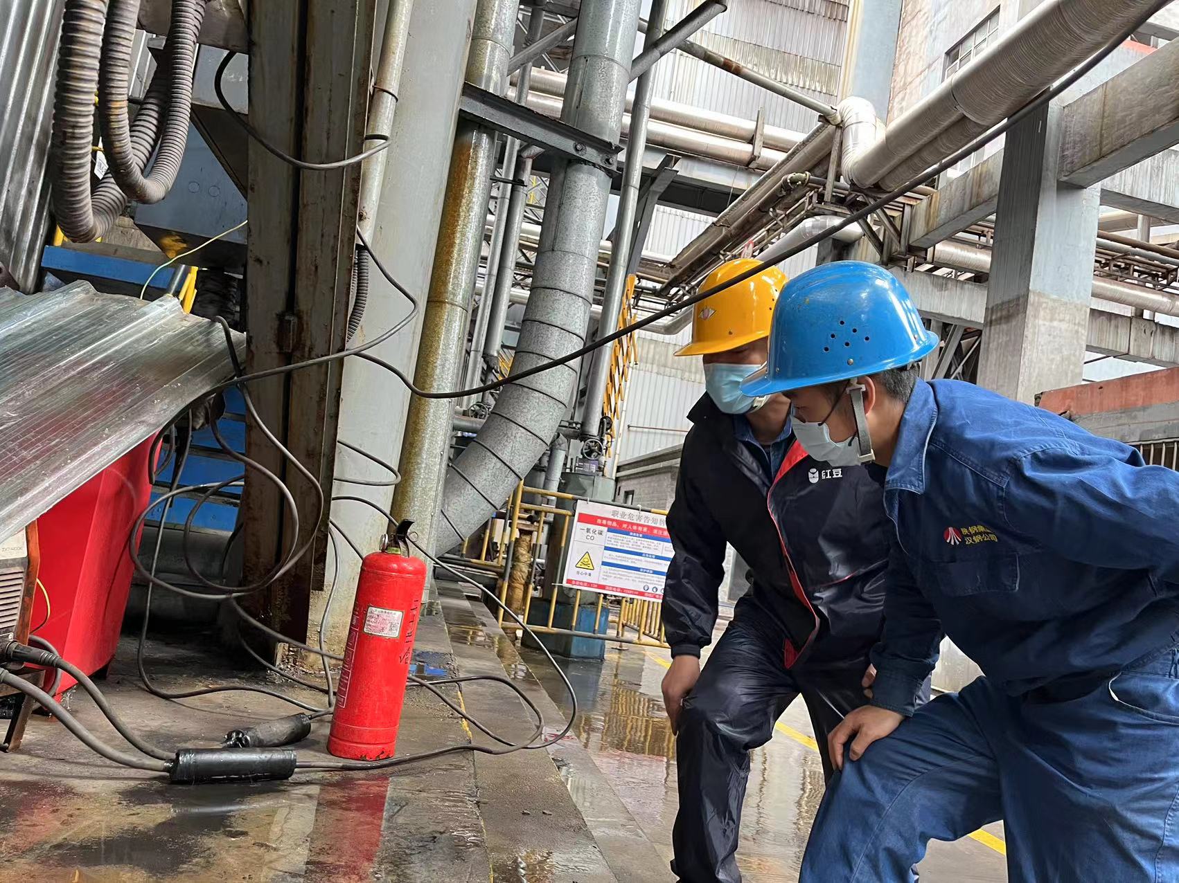 檢修現場“三重色” 重拳出擊紅五月 檢修現場“三重色” 重拳出擊紅五月