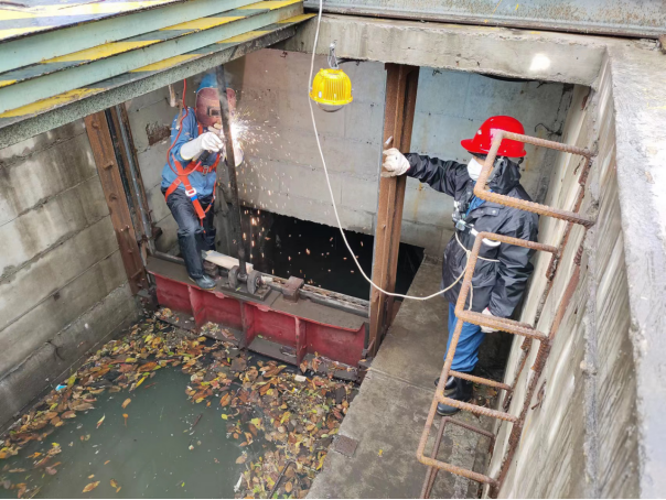 原來,奔跑在雨中的他叫劉曉濱 原來,奔跑在雨中的他叫劉曉濱