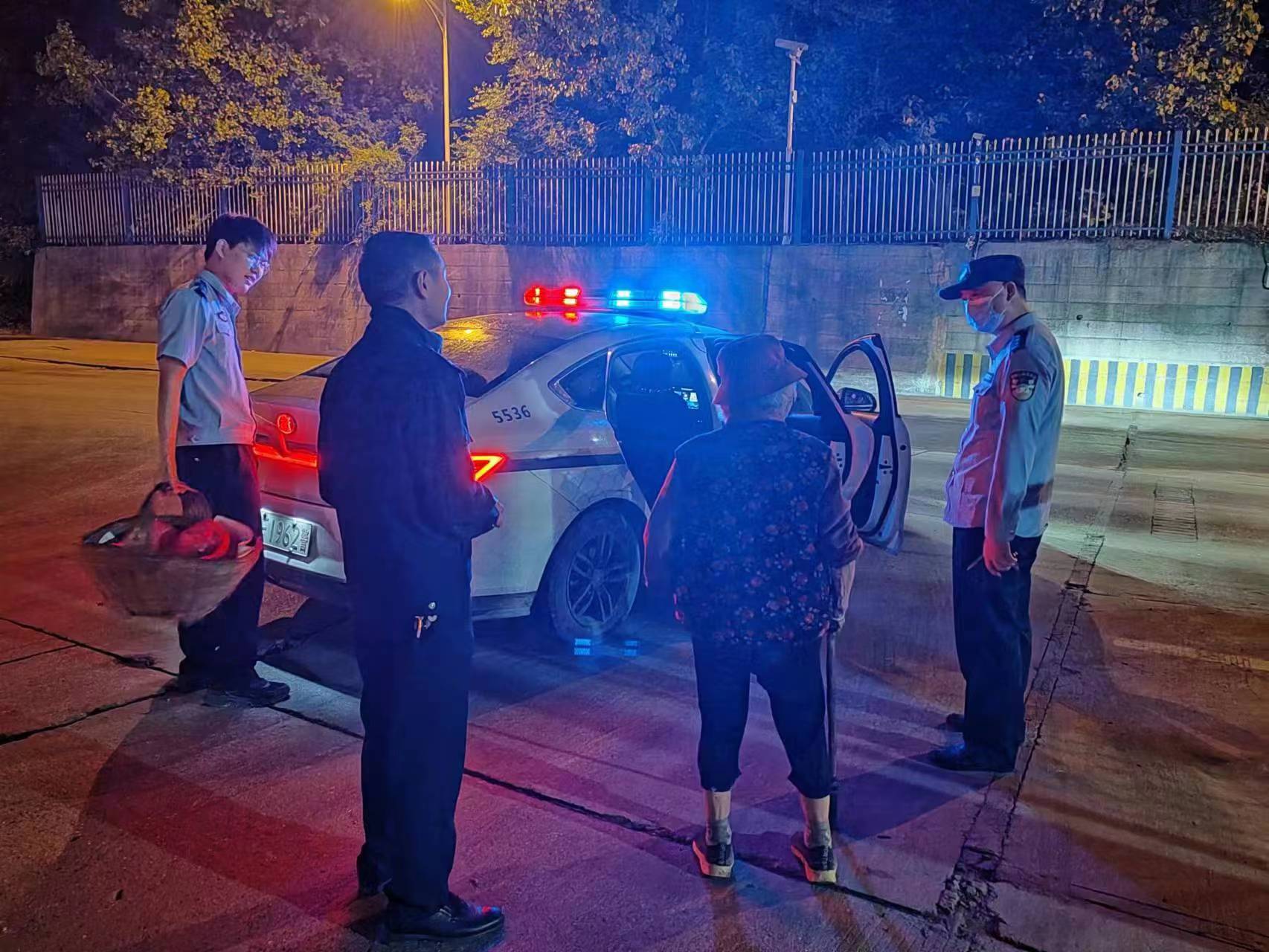 熱心警衛護送迷失老人回家，踐行文明傳遞溫暖