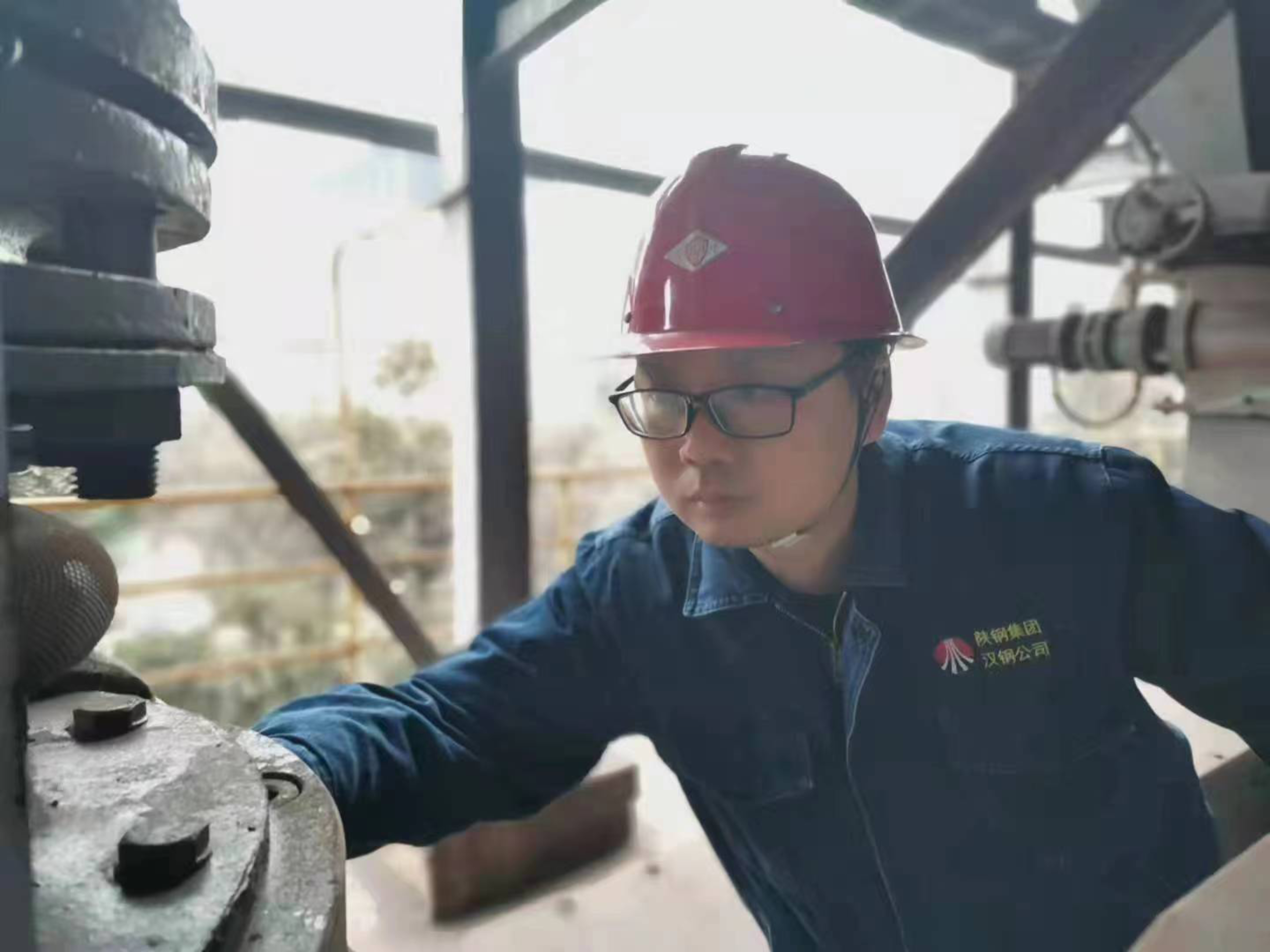 “穩定順行”背后的無名英雄-----記漢鋼公司2021-2022年度“勞動模范”胡剛 “穩定順行”背后的無名英雄-----記漢鋼公司2021-2022年度“勞動模范”胡剛