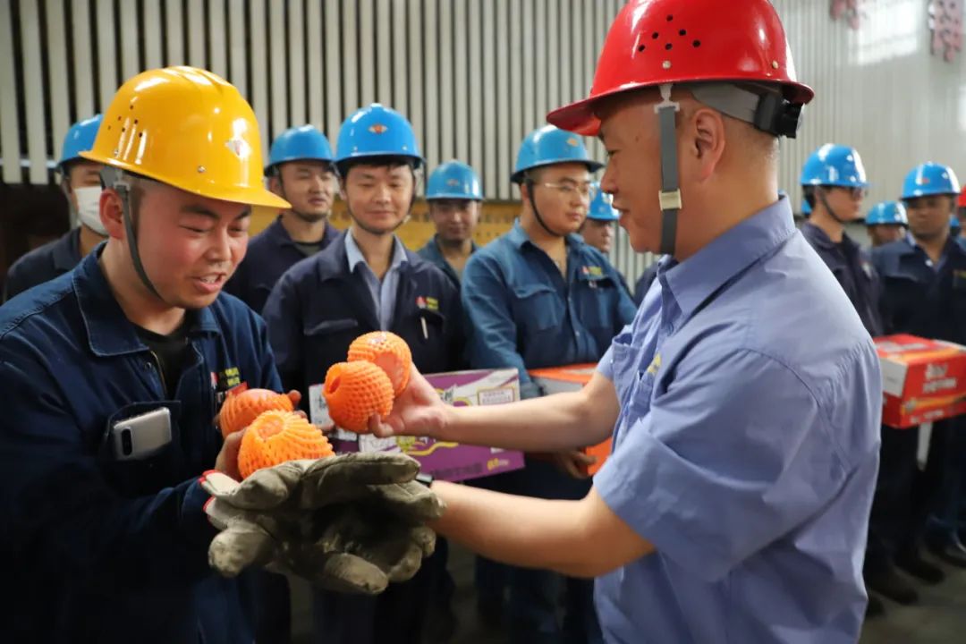 謝巍深入1#高爐檢修現場慰問干部職工