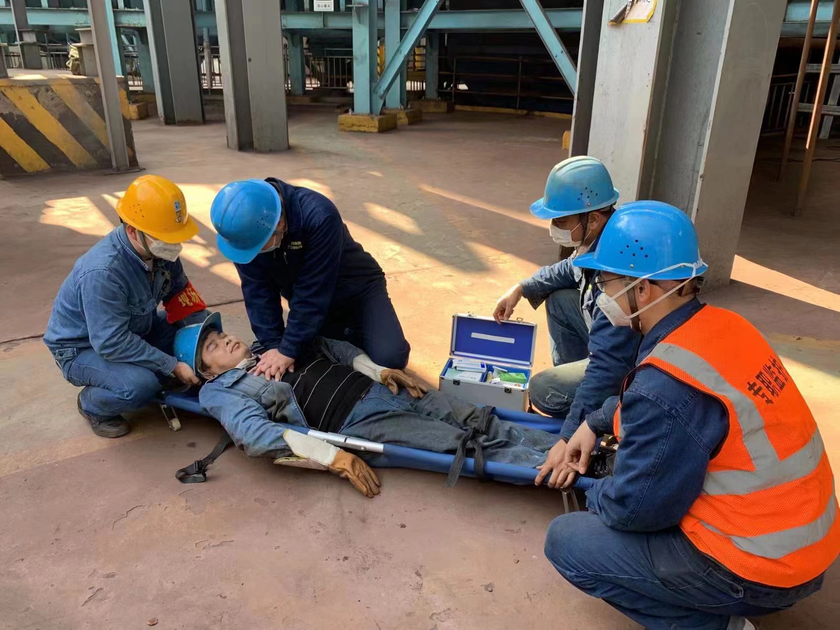 不懼“烤”驗 防暑降溫施“涼”策