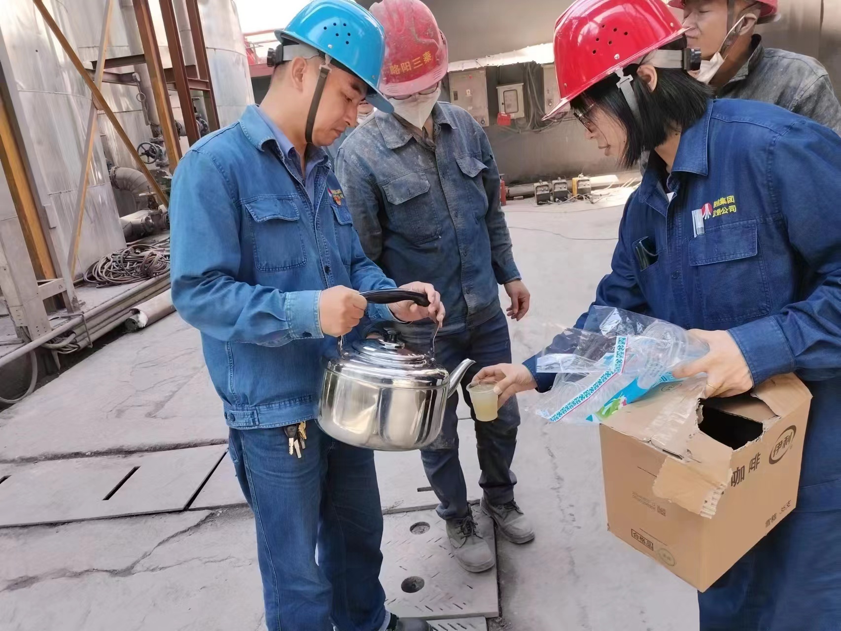 不懼“烤”驗 防暑降溫施“涼”策