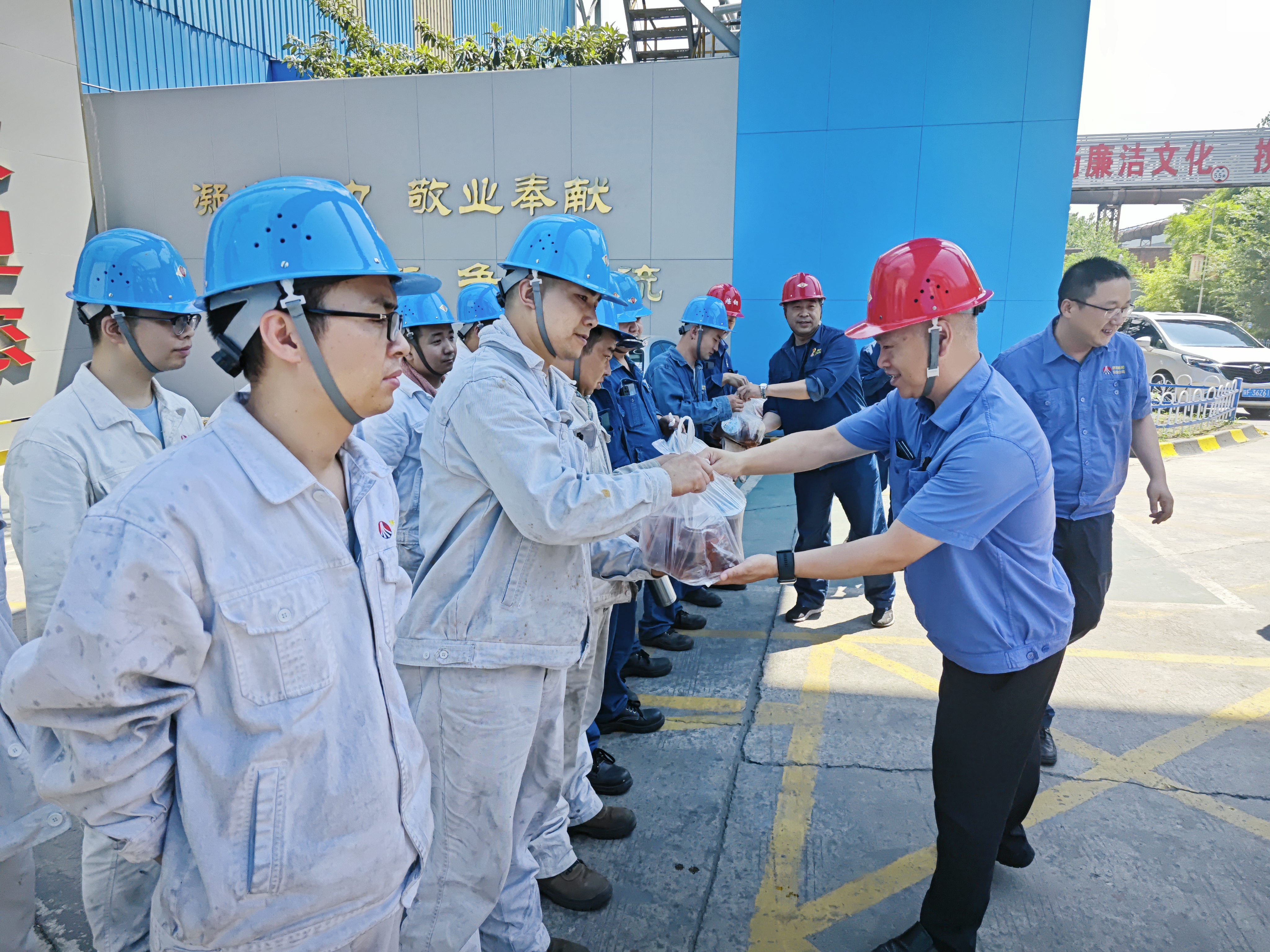 清涼送一線 關(guān)懷暖人心 清涼送一線 關(guān)懷暖人心